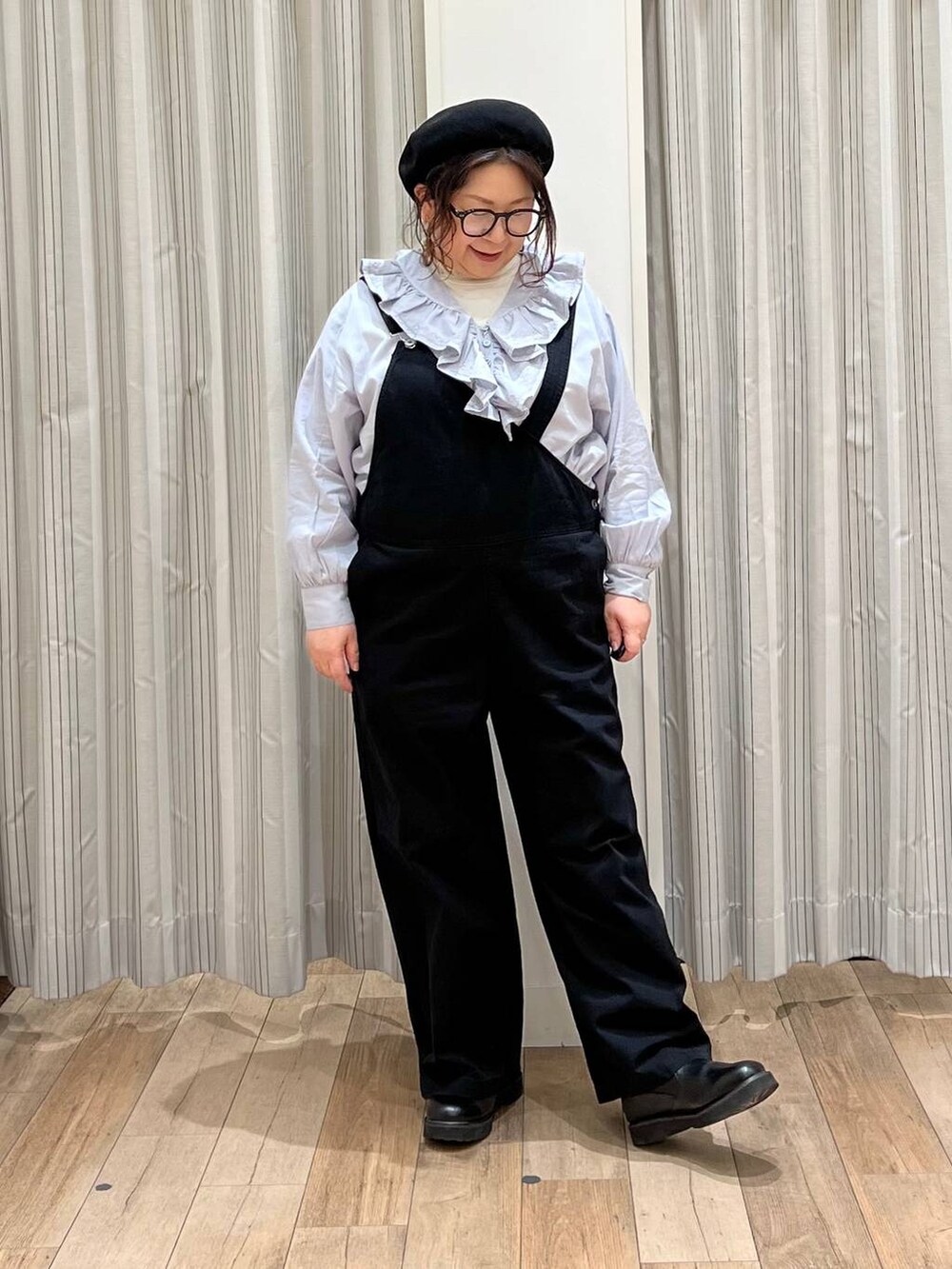 「体型カバー、ナチュラル、ショルダーバッグ、studio CLIP、ベレー帽、クリップDAYS_studio CLIP、ブラウス、サロペット、ブーツ、抗菌・防臭、クリップスタッフ_studio CLIP、ベーシック/シンプル、ゆったり」|「studio CLIPの《days》刺繍フリルブラウス(シャツ/ブラウス、ブルー系)」を使った、nan3733さん(レディース・155cm)の春コーディネートの2枚目の写真