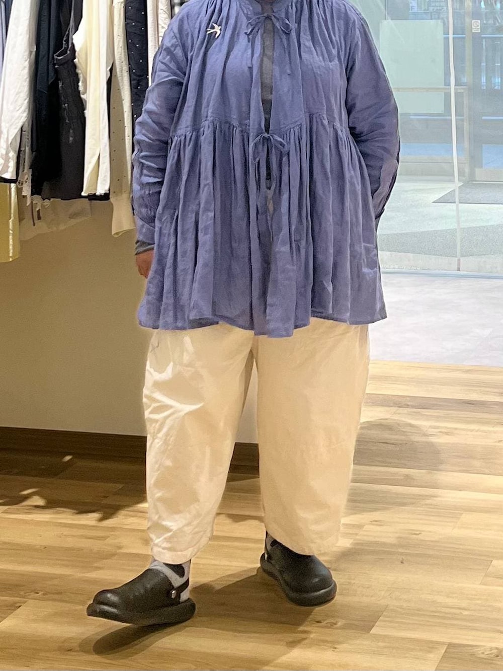 ブラック系のバックパック/リュック、ブラック系のサンダル、ブラック系のショルダーバッグを着用したレディースの春コーディネートの9枚目の写真