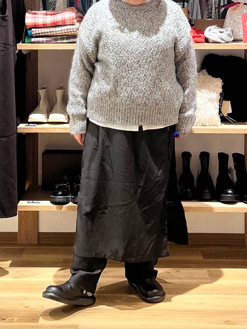 その他のシャツ/ブラウス、ブラック系のサンダル、グレー系のニット/セーターを着用したレディースの秋コーディネートの5枚目の写真