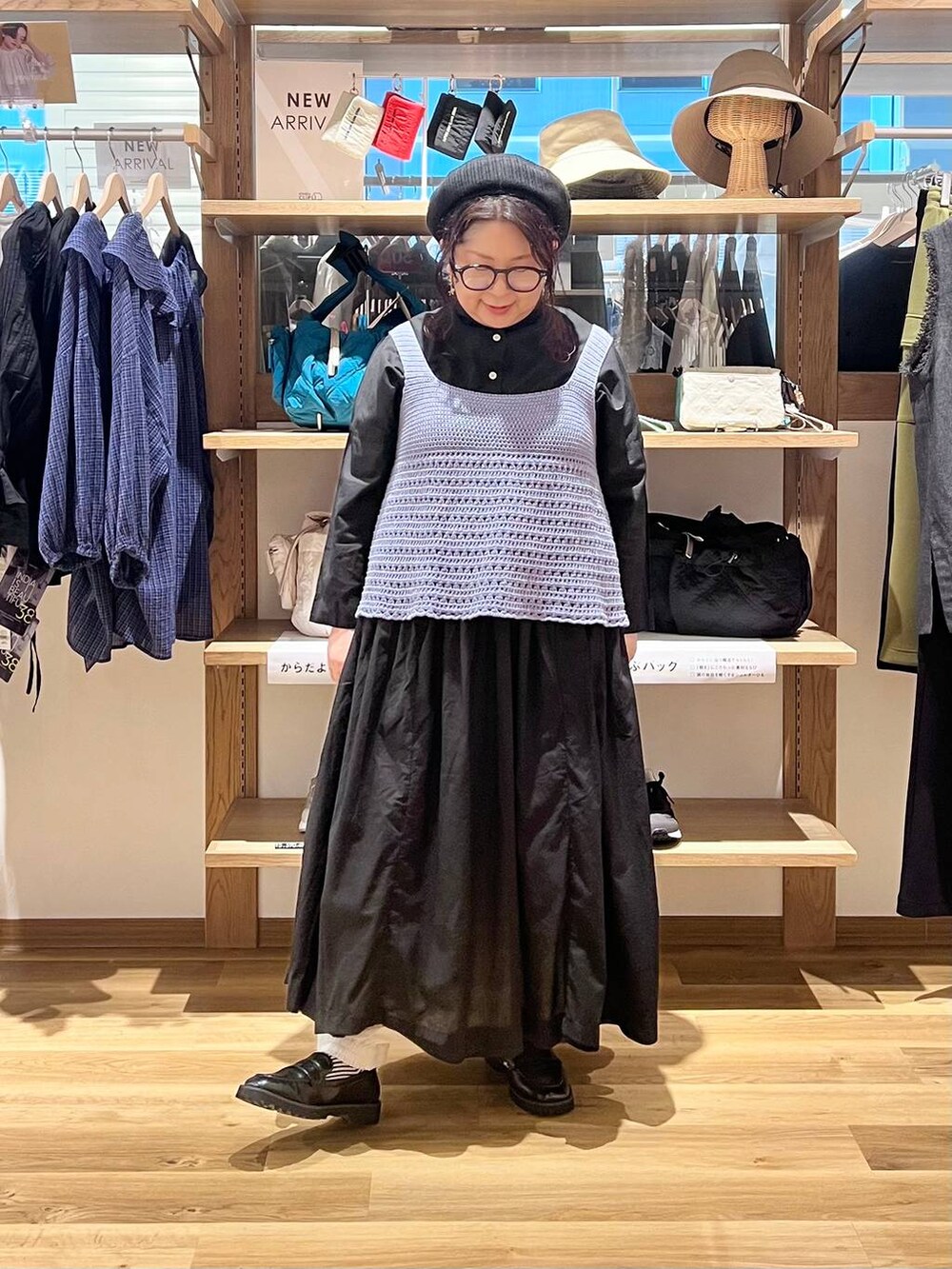 ホワイト系のその他パンツ、ブラック系のローファー、ブラック系のワンピースを着用したレディースの秋コーディネートの2枚目の写真