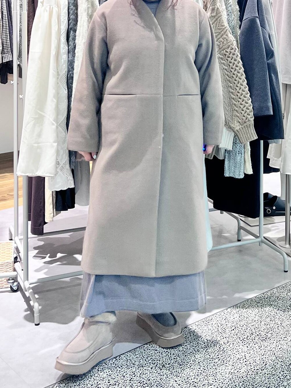 グレー系のブーツ、ベージュ系のショルダーバッグ、ブラウン系のワンピースを着用したレディースの冬コーディネートの6枚目の写真