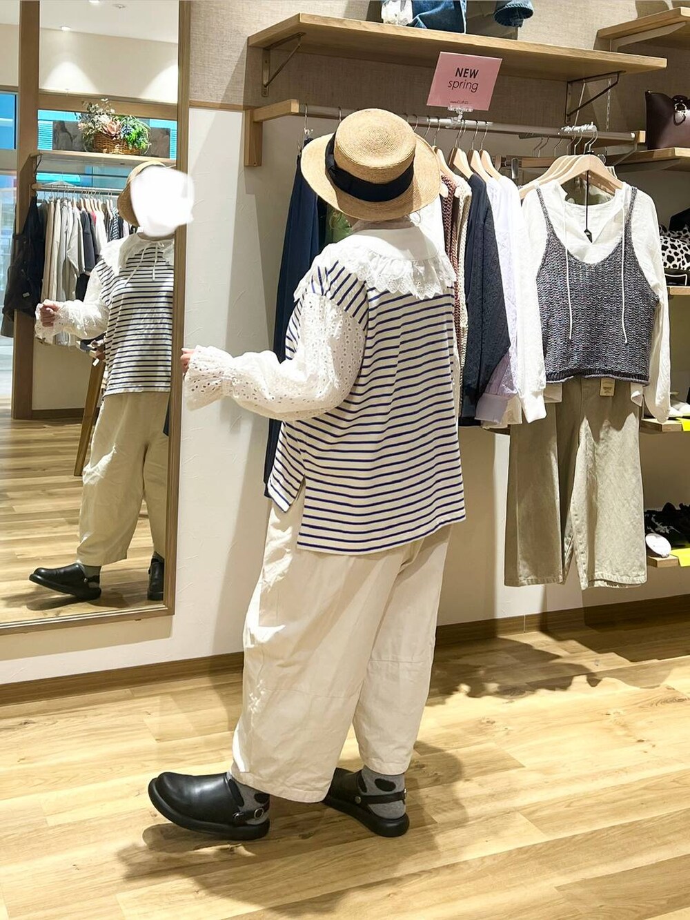ブラック系のサンダル、ホワイト系のTシャツ/カットソー、ブラック系のショルダーバッグを着用したレディースの春コーディネートの3枚目の写真