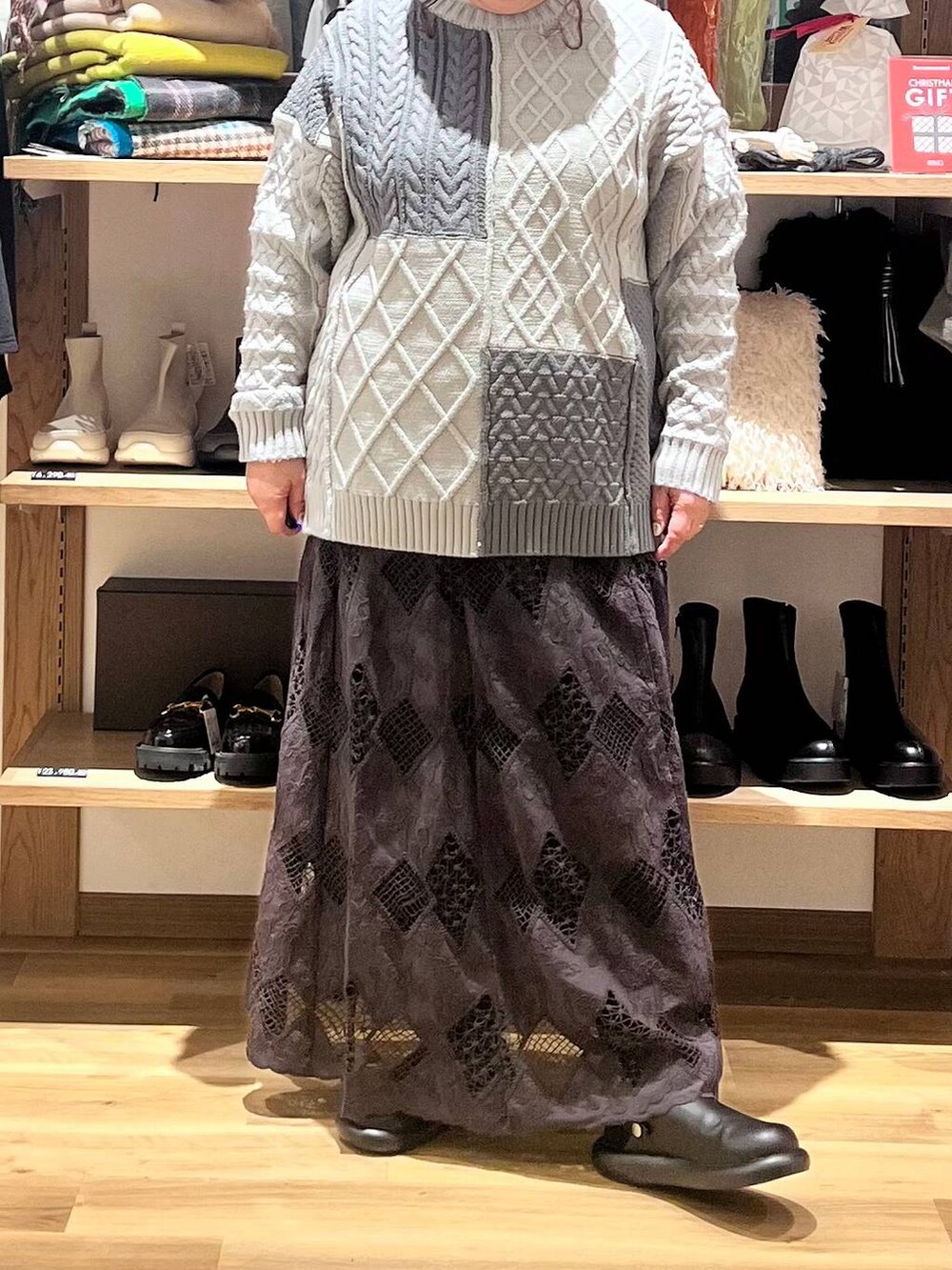 ベージュ系のトートバッグ、その他のニット/セーター、ブラック系のサンダルを着用したレディースの秋コーディネートの6枚目の写真