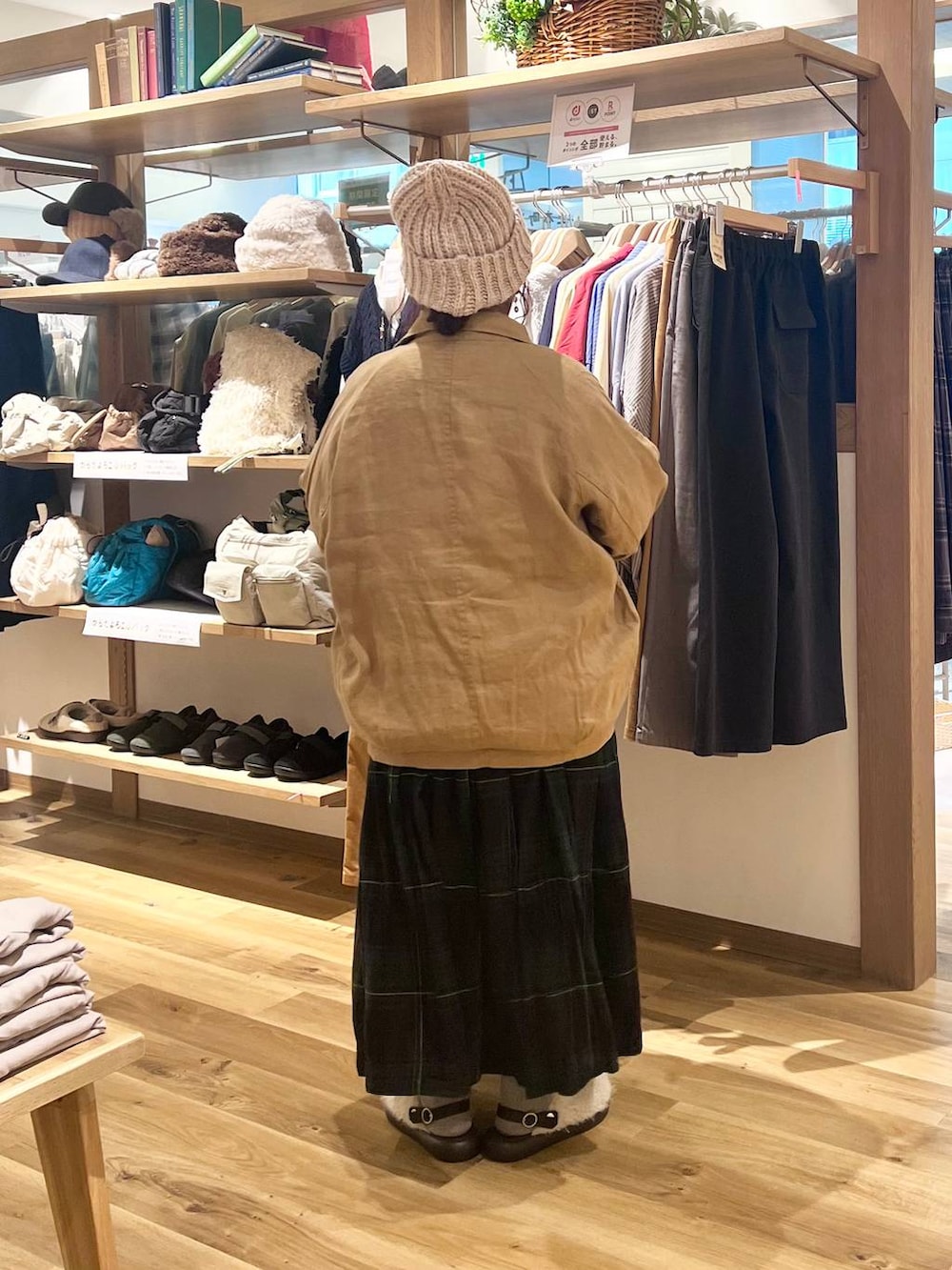 ブラック系のバックパック/リュック、ホワイト系のシャツ/ブラウス、その他のサンダルを着用したレディースの秋コーディネートの6枚目の写真