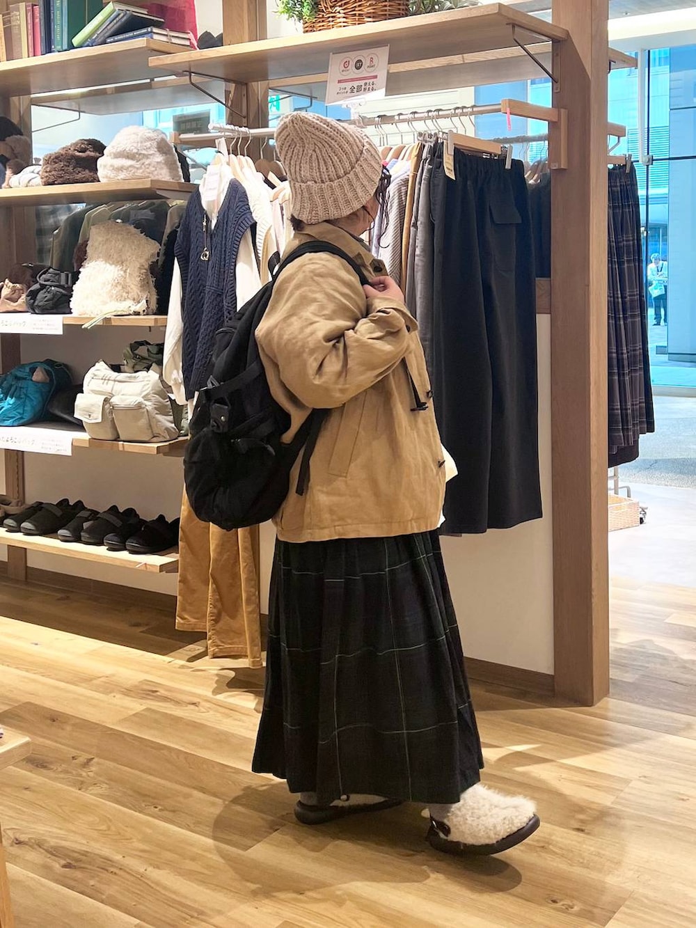 ブラック系のバックパック/リュック、ホワイト系のシャツ/ブラウス、その他のサンダルを着用したレディースの秋コーディネートの2枚目の写真