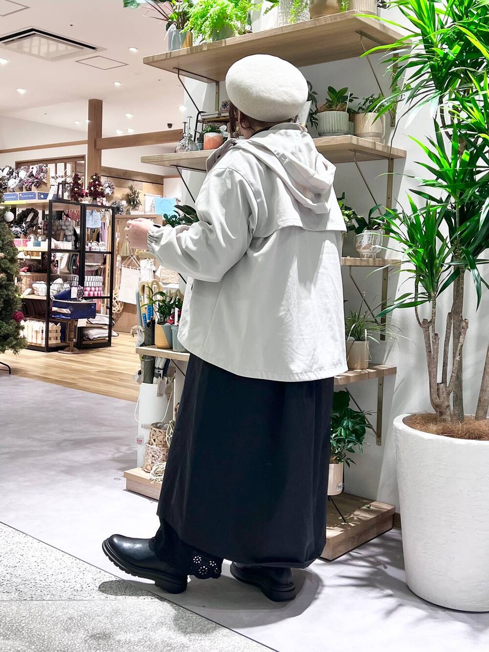ブラック系のその他パンツ、グレー系のショルダーバッグ、ベージュ系のマウンテンパーカーを着用したレディースの冬コーディネートの4枚目の写真