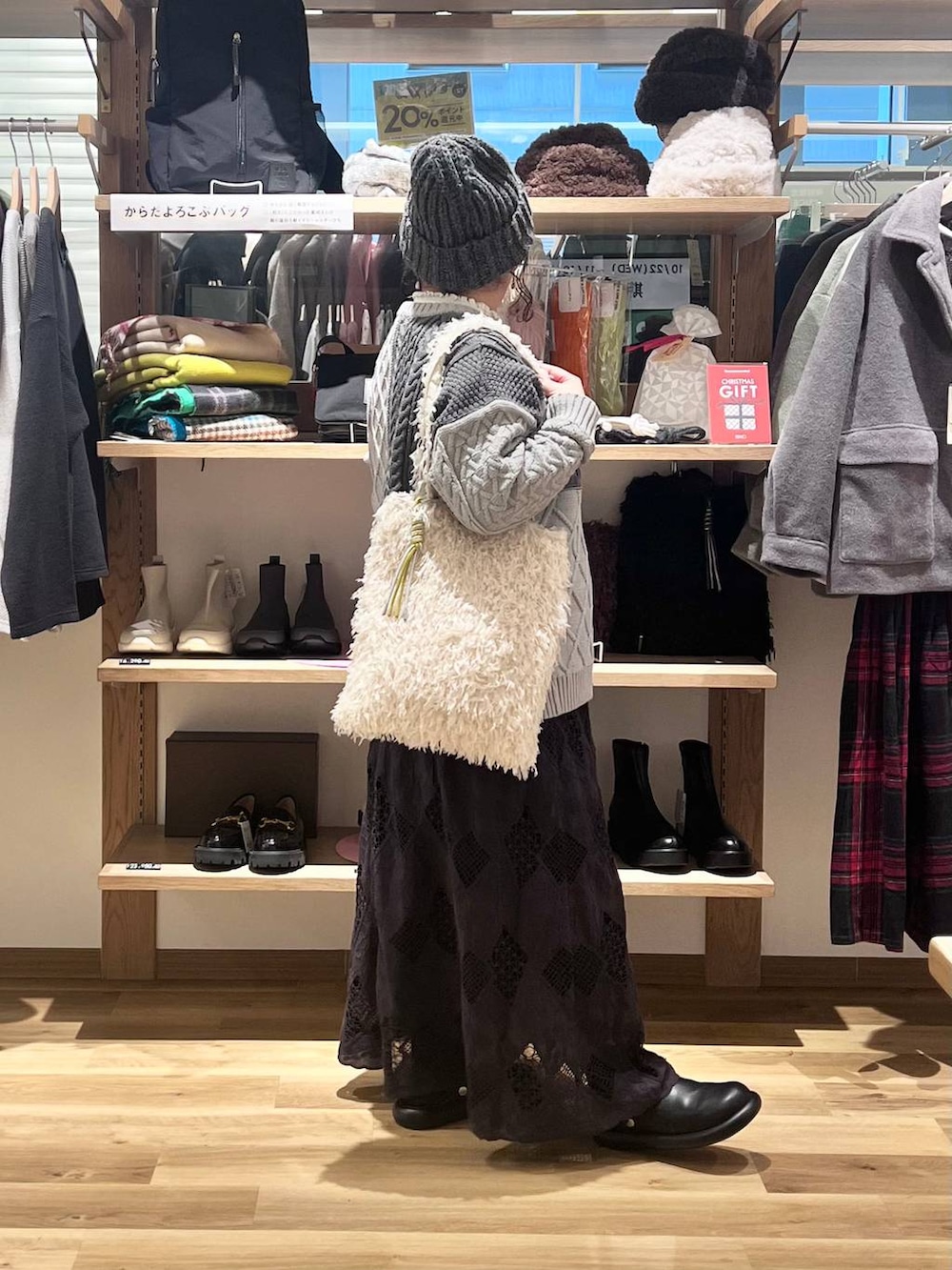 ベージュ系のトートバッグ、その他のニット/セーター、ブラック系のサンダルを着用したレディースの秋コーディネートの2枚目の写真