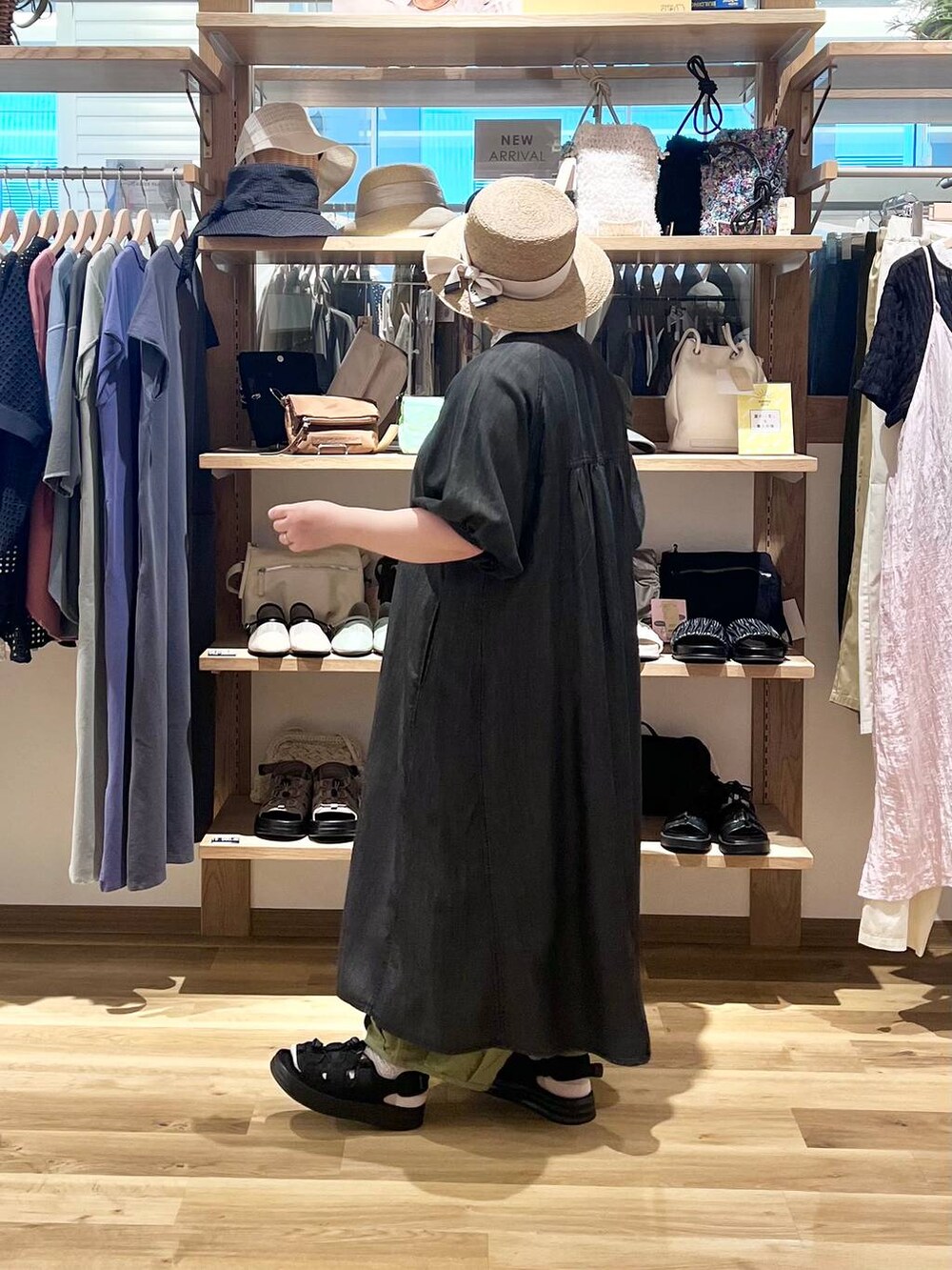 ブラック系のサンダル、グリーン系のその他パンツ、ブラック系のワンピースを着用したレディースの夏コーディネートの4枚目の写真