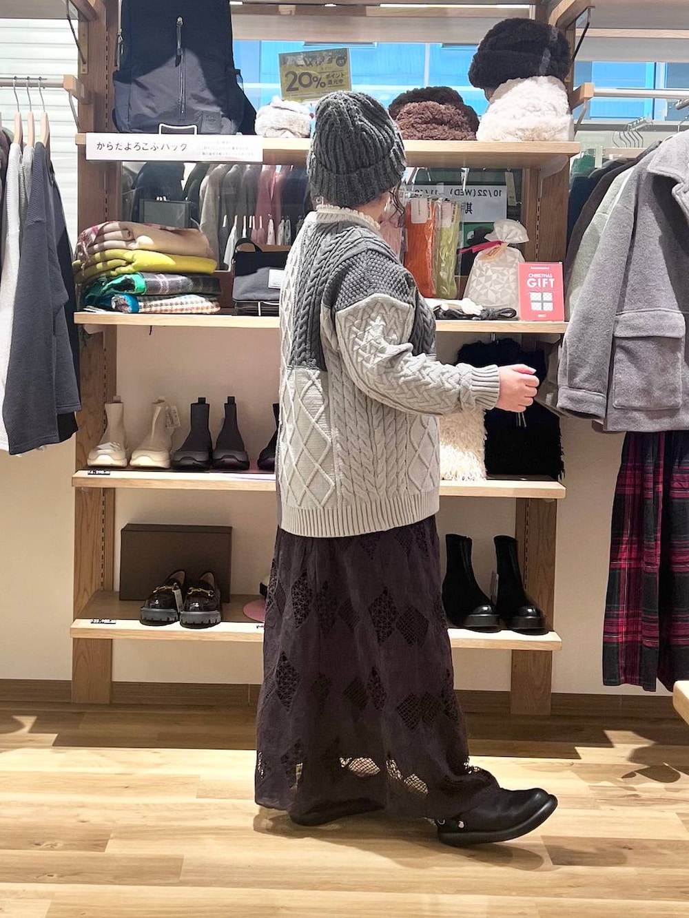 ベージュ系のトートバッグ、その他のニット/セーター、ブラック系のサンダルを着用したレディースの秋コーディネートの4枚目の写真