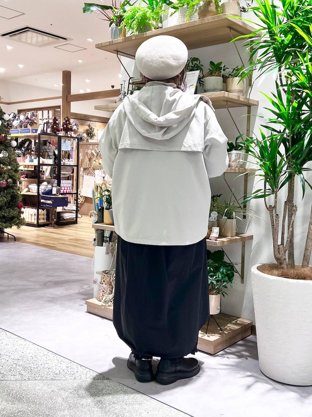 ブラック系のその他パンツ、グレー系のショルダーバッグ、ベージュ系のマウンテンパーカーを着用したレディースの冬コーディネートの5枚目の写真
