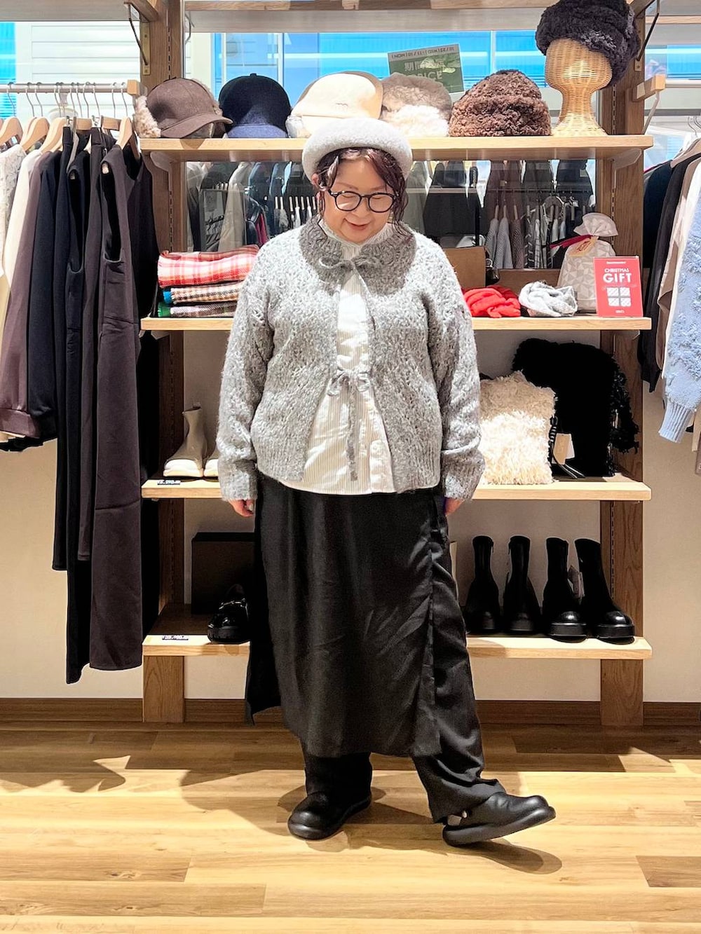 その他のシャツ/ブラウス、ブラック系のサンダル、グレー系のニット/セーターを着用したレディースの秋コーディネートの6枚目の写真