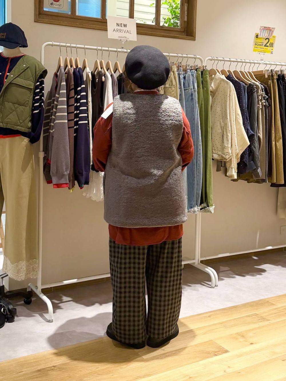 ブラック系のスリッポン、レッド系のシャツ/ブラウス、ブラック系のトートバッグを着用したレディースの秋コーディネートの4枚目の写真