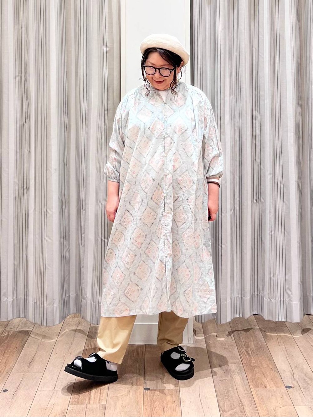 ブラック系のサンダル、ベージュ系のショルダーバッグ、ベージュ系のその他パンツを着用したレディースの夏コーディネートの2枚目の写真