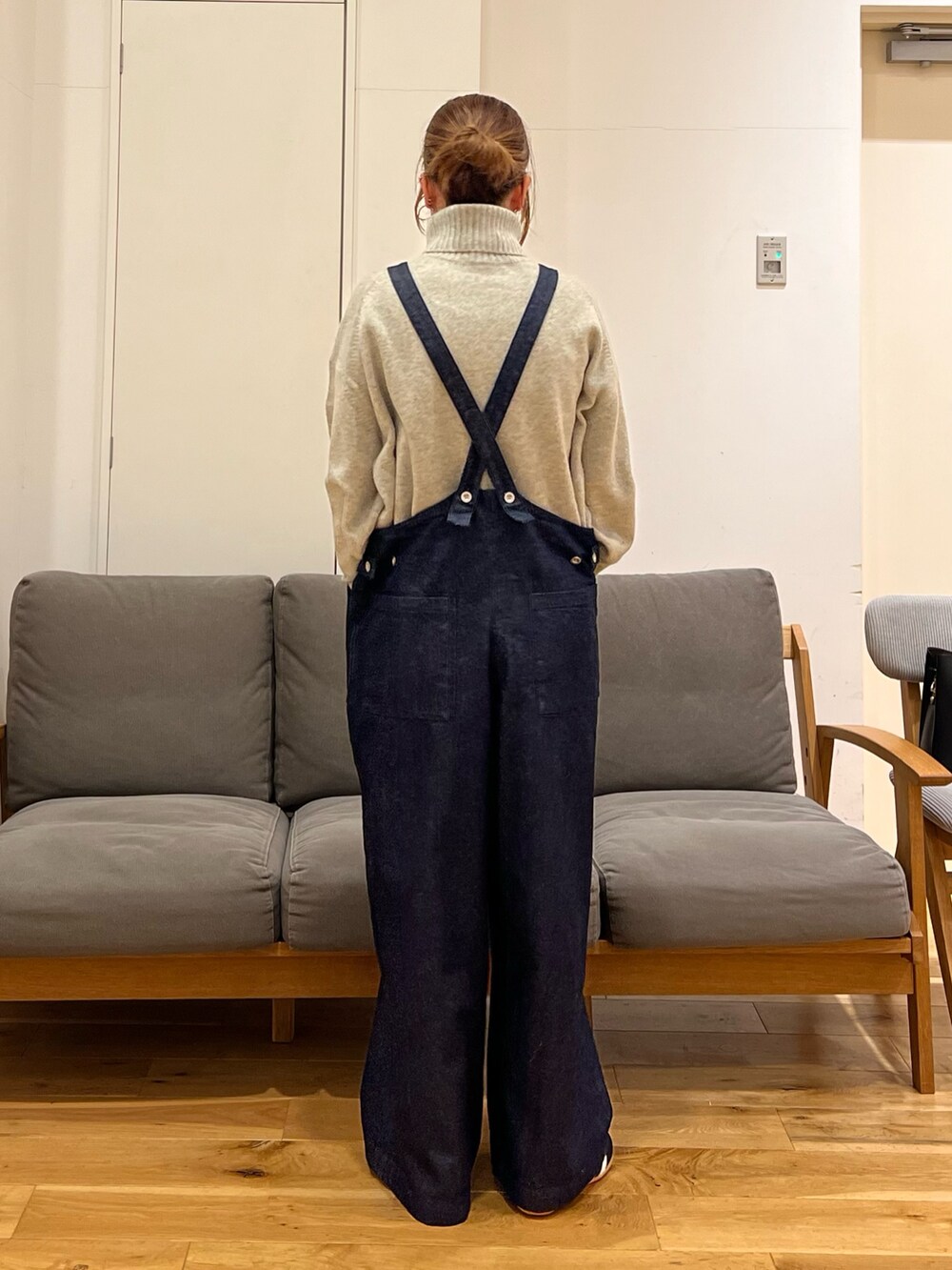 「冬アウター、休日スタイル、冬のコーデ、シンプルスタイル、今日のコーデ、大人女子、おでかけコーデ、デニムコーデ、オトナ女子、かぐれ、サロペット、スタンドカラーコート、40代ファッション、ママコーデ」｜「かぐれのタートルチュニックニット（ニット/セーター、グレー系）」を使った、りょーこさん（レディース・163cm）の冬コーディネートの3枚目の写真