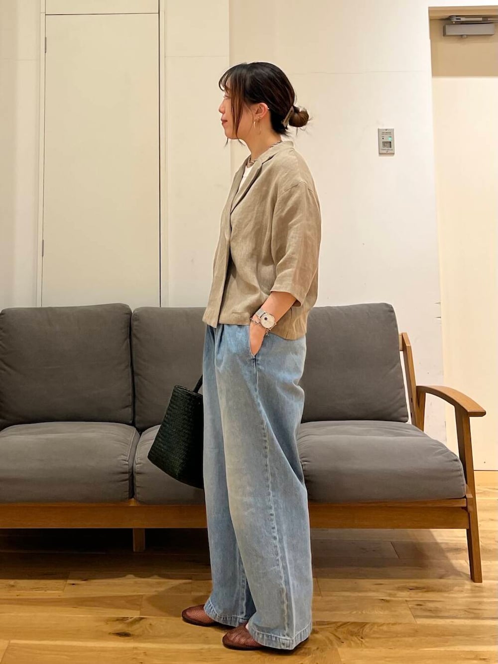「大人カジュアル、urbanresearchdoors、ママコーデ、かぐれ、アーバンリサーチドアーズ、リネン、newarrival、サンダルコーデ、40代、旅行コーデ、骨格ウェーブ、骨格ウェーブ×パンツ、リネン着こなし術」｜「かぐれのフェードデニムイージーパンツ（デニムパンツ、ブルー系）」を使った、りょーこさん（レディース・163cm）の夏コーディネートの3枚目の写真