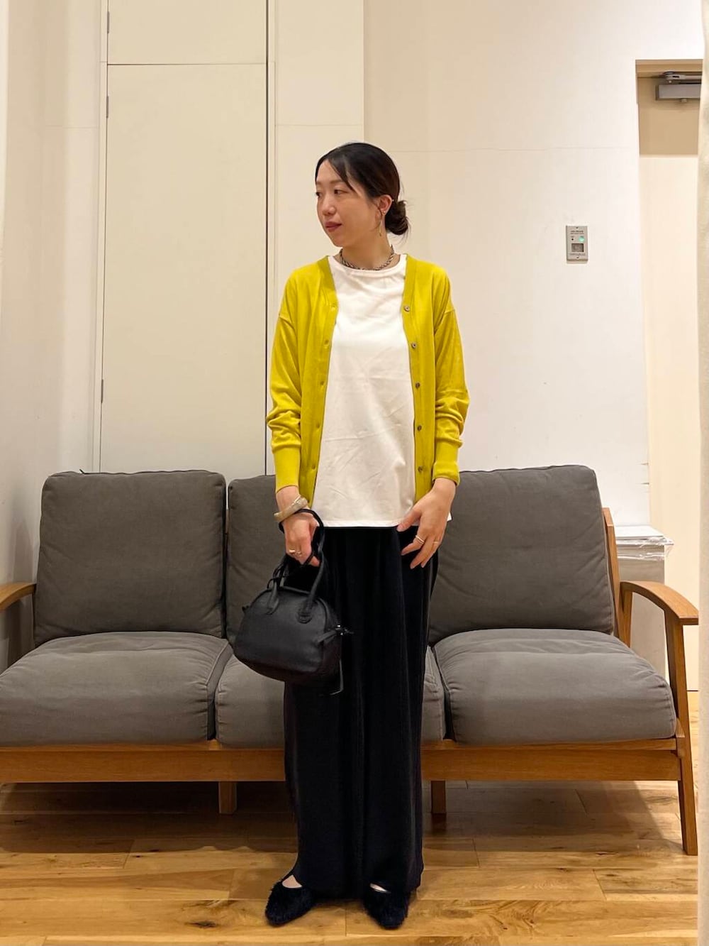 「大人カジュアル、urbanresearchdoors、ママコーデ、かぐれ、アーバンリサーチドアーズ、newarrival、サンダルコーデ、40代、旅行コーデ、紫外線対策、骨格ウェーブ、きれいめ派のtシャツコーデ、骨格ウェーブ×パンツ、doorsスタッフ夏のイチオシ」｜「URBAN RESEARCH DOORSのインナーノースリーブプルオーバー（Tシャツ/カットソー、ホワイト系）」を使った、りょーこさん（レディース・163cm）の夏コーディネートの2枚目の写真