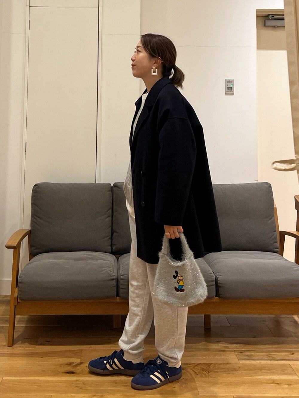 「レイヤードスタイル、スニーカーコーデ、スウェットパンツ、ミッキー、adidas、アーバンリサーチドアーズ、大人女子、ゆるコーデ、ニットコーデ、オトナカジュアル、40代ファッション、ママコーデ」｜「URBAN RESEARCH DOORSのウールリバーテーラードコート（その他アウター、ブルー系）」を使った、りょーこさん（レディース・163cm）の秋コーディネートの3枚目の写真