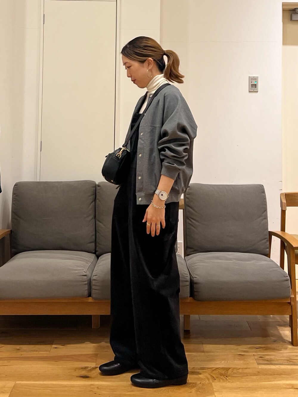 「秋っぽコーデ更新中、サロペット、コーデュロイ、ローファー、ママコーデ、40代ファッション、骨格ウェーブ、アウター、グレー」|「FORK&SPOONのFORK&SPOON ダンボールクルーネックカーディガン(Tシャツ/カットソー、グレー系)」を使った、りょーこさん(レディース・163cm)の秋コーディネートの3枚目の写真