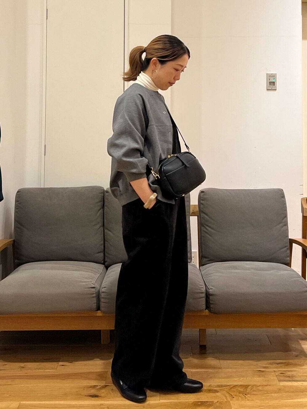 「秋っぽコーデ更新中、サロペット、コーデュロイ、ローファー、ママコーデ、40代ファッション、骨格ウェーブ、アウター、グレー」|「FORK&SPOONのFORK&SPOON ダンボールクルーネックカーディガン(Tシャツ/カットソー、グレー系)」を使った、りょーこさん(レディース・163cm)の秋コーディネートの4枚目の写真