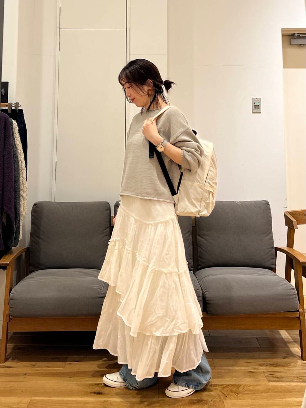 「大人カジュアル、urbanresearchdoors、ママコーデ、アーバンリサーチドアーズ、newarrival、ティアードスカート、40代、旅行コーデ、骨格ウェーブ、春色ニットコーデ」｜「URBAN RESEARCH DOORSのウォッシャブルマルチ収納リュック（バックパック/リュック、ホワイト系）」を使った、りょーこさん（レディース・163cm）の冬コーディネートの3枚目の写真