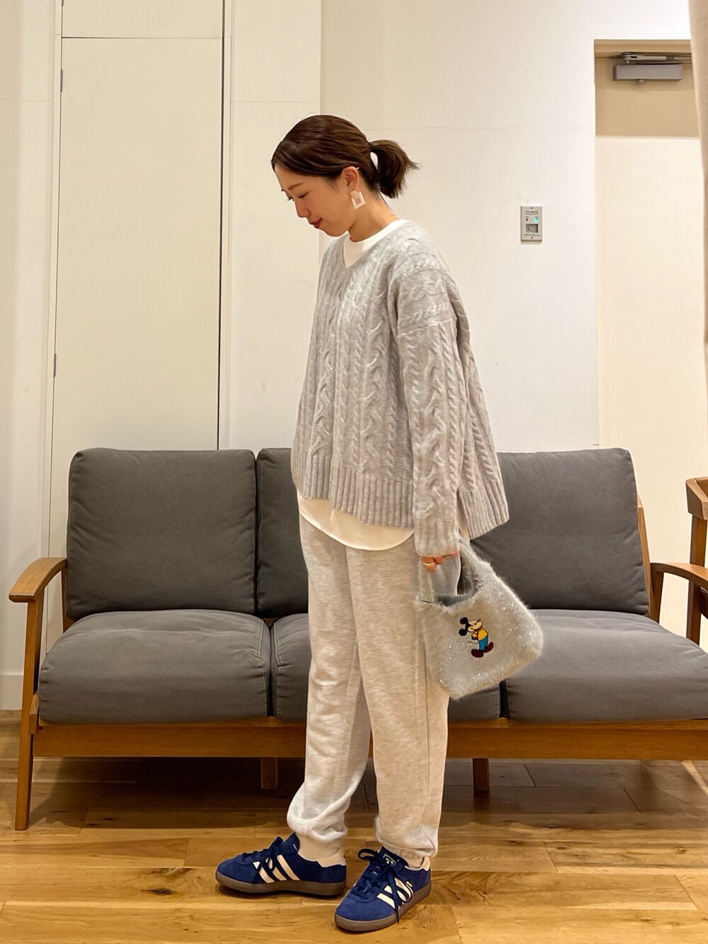 「レイヤードスタイル、スニーカーコーデ、スウェットパンツ、ミッキー、adidas、アーバンリサーチドアーズ、大人女子、ゆるコーデ、ニットコーデ、オトナカジュアル、40代ファッション、ママコーデ」｜「URBAN RESEARCH DOORSのウールリバーテーラードコート（その他アウター、ブルー系）」を使った、りょーこさん（レディース・163cm）の秋コーディネートの5枚目の写真