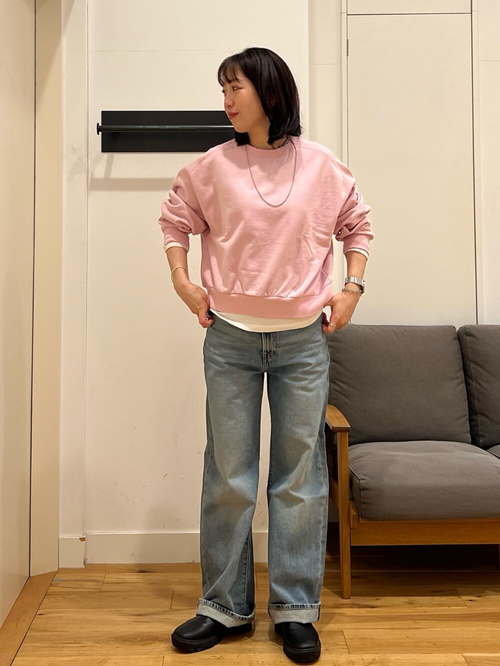「お出かけコーデ、大人女子、デニムコーデ、大人ファッション、ラクチンコーデ、春、シンプルコーデ、旅行コーデ、ゆったりシルエット、40代ファッション、骨格ウェーブ、アーバンリサーチドアーズ」｜「URBAN RESEARCH DOORSのアイテム（ジャケット/アウター、ベージュ系）」を使った、りょーこさん（レディース・163cm）の冬コーディネートの4枚目の写真