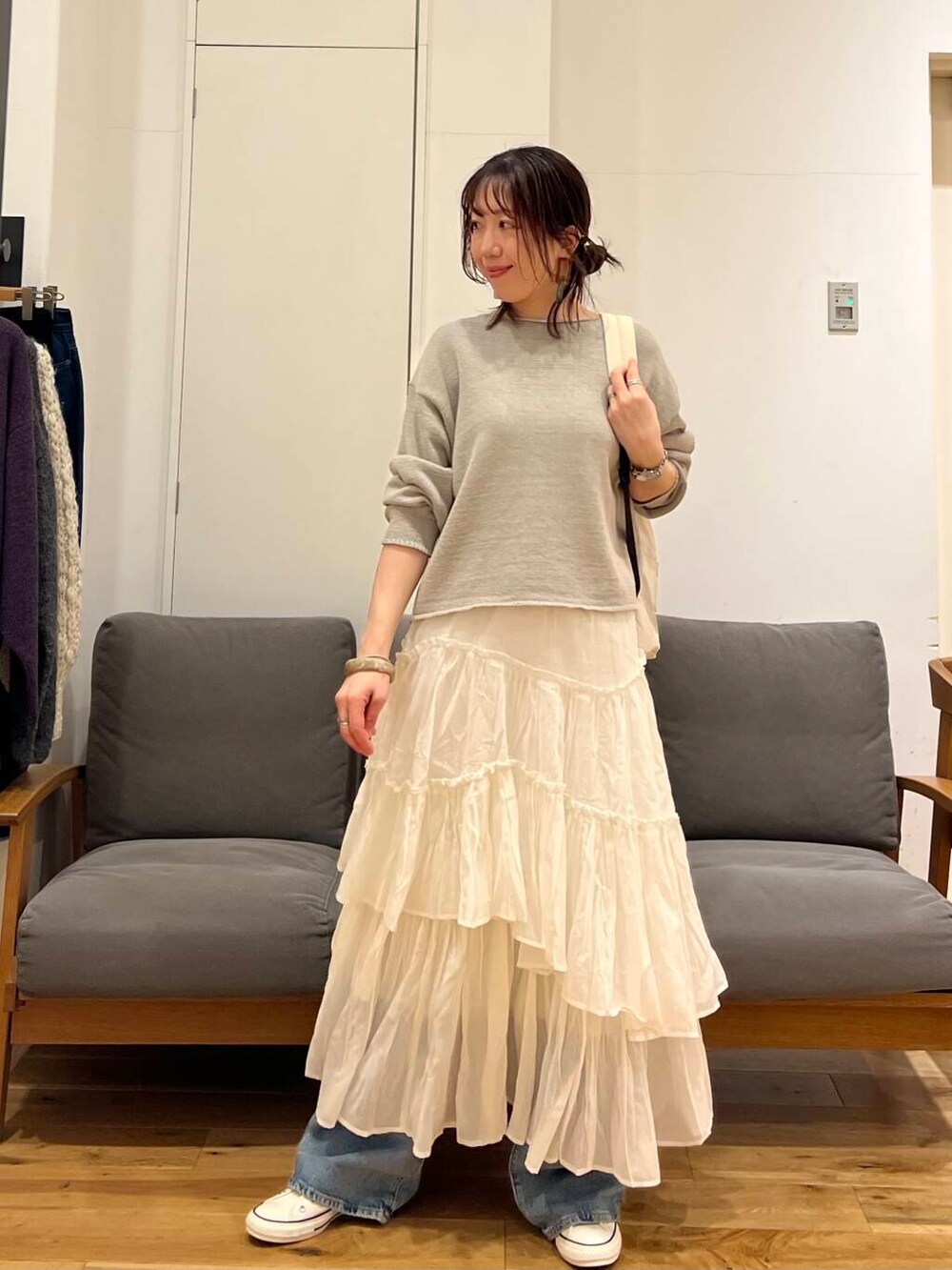 「大人カジュアル、urbanresearchdoors、ママコーデ、アーバンリサーチドアーズ、newarrival、ティアードスカート、40代、旅行コーデ、骨格ウェーブ、春色ニットコーデ」｜「URBAN RESEARCH DOORSのウォッシャブルマルチ収納リュック（バックパック/リュック、ホワイト系）」を使った、りょーこさん（レディース・163cm）の冬コーディネートの2枚目の写真