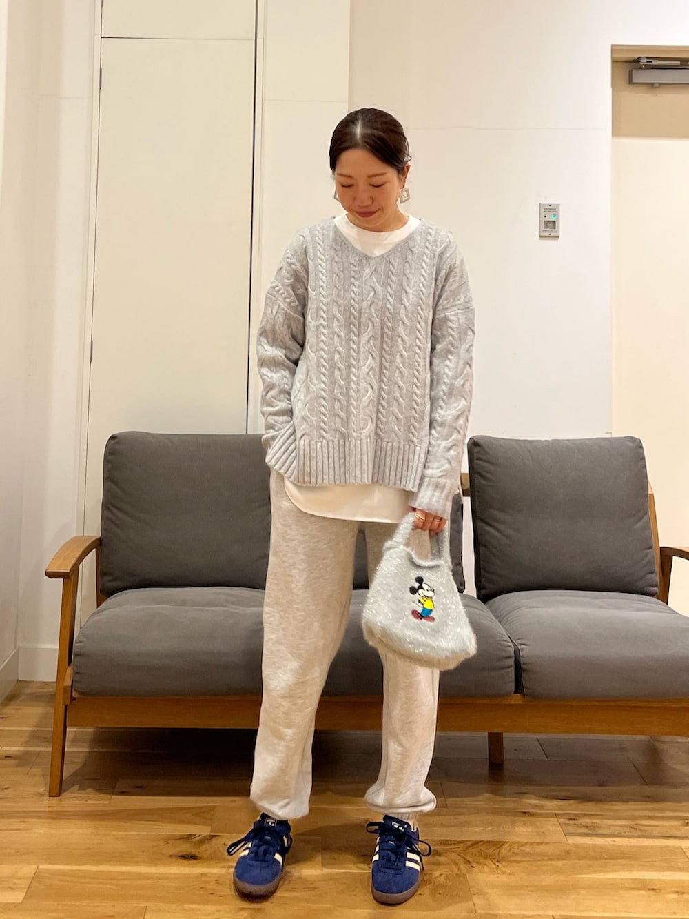 「レイヤードスタイル、スニーカーコーデ、スウェットパンツ、ミッキー、adidas、アーバンリサーチドアーズ、大人女子、ゆるコーデ、ニットコーデ、オトナカジュアル、40代ファッション、ママコーデ」｜「URBAN RESEARCH DOORSのウールリバーテーラードコート（その他アウター、ブルー系）」を使った、りょーこさん（レディース・163cm）の秋コーディネートの4枚目の写真