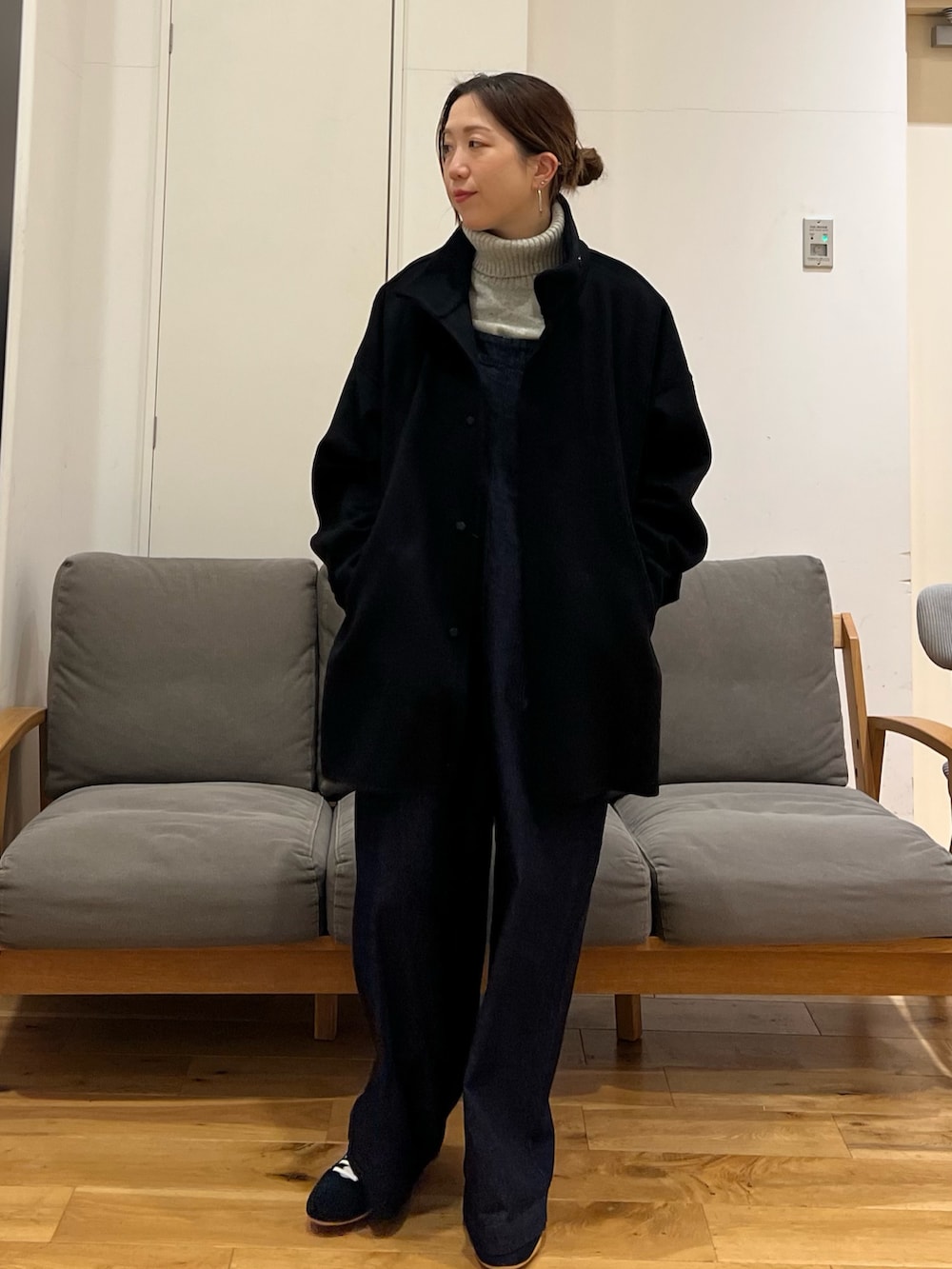「冬アウター、休日スタイル、冬のコーデ、シンプルスタイル、今日のコーデ、大人女子、おでかけコーデ、デニムコーデ、オトナ女子、かぐれ、サロペット、スタンドカラーコート、40代ファッション、ママコーデ」｜「かぐれのタートルチュニックニット（ニット/セーター、グレー系）」を使った、りょーこさん（レディース・163cm）の冬コーディネートの4枚目の写真