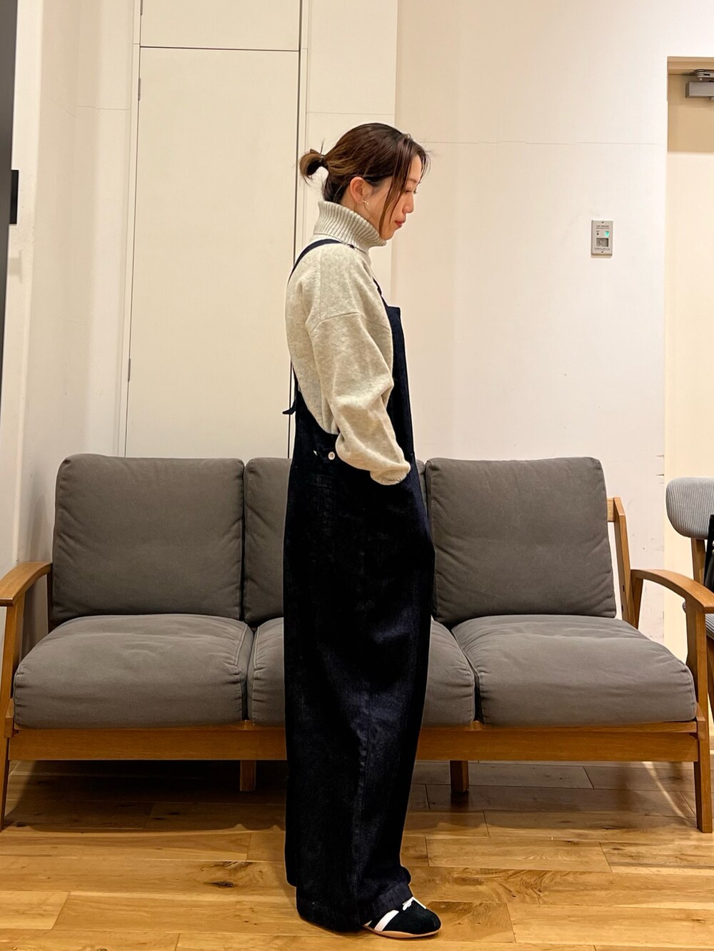 「冬アウター、休日スタイル、冬のコーデ、シンプルスタイル、今日のコーデ、大人女子、おでかけコーデ、デニムコーデ、オトナ女子、かぐれ、サロペット、スタンドカラーコート、40代ファッション、ママコーデ」｜「かぐれのタートルチュニックニット（ニット/セーター、グレー系）」を使った、りょーこさん（レディース・163cm）の冬コーディネートの2枚目の写真