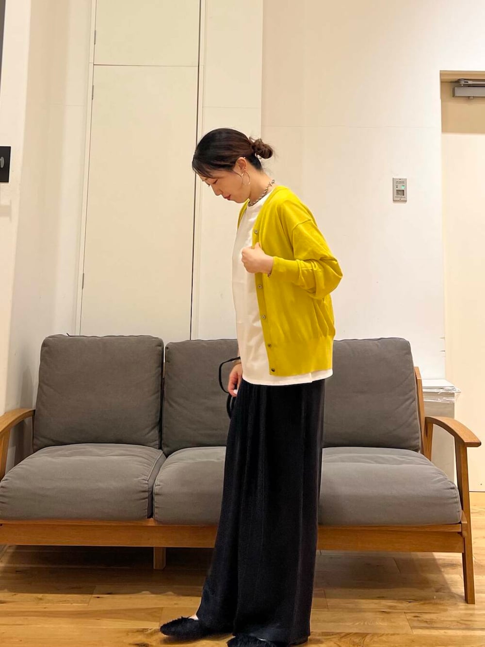 「大人カジュアル、urbanresearchdoors、ママコーデ、かぐれ、アーバンリサーチドアーズ、newarrival、サンダルコーデ、40代、旅行コーデ、紫外線対策、骨格ウェーブ、きれいめ派のtシャツコーデ、骨格ウェーブ×パンツ、doorsスタッフ夏のイチオシ」｜「URBAN RESEARCH DOORSのインナーノースリーブプルオーバー（Tシャツ/カットソー、ホワイト系）」を使った、りょーこさん（レディース・163cm）の夏コーディネートの3枚目の写真