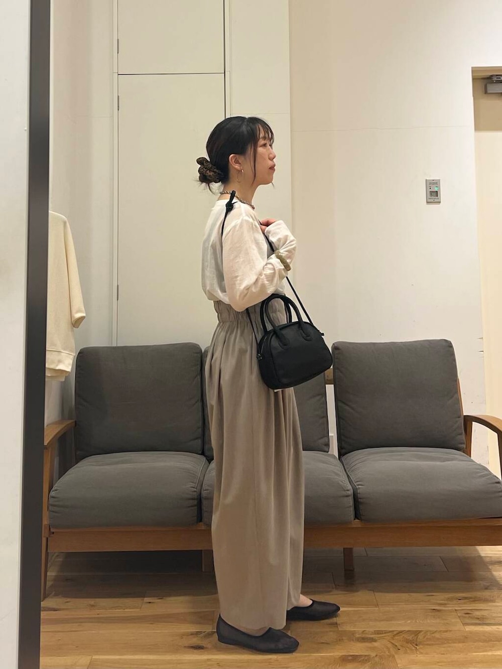 「大人カジュアル、urbanresearchdoors、ママコーデ、アーバンリサーチドアーズ、newarrival、40代、旅行コーデ、骨格ウェーブ、骨格ウェーブ×パンツ、トレンドシャツ」｜「URBAN RESEARCH DOORSのコットンシアーTブラウス（シャツ/ブラウス、ホワイト系）」を使った、りょーこさん（レディース・163cm）の春コーディネートの3枚目の写真