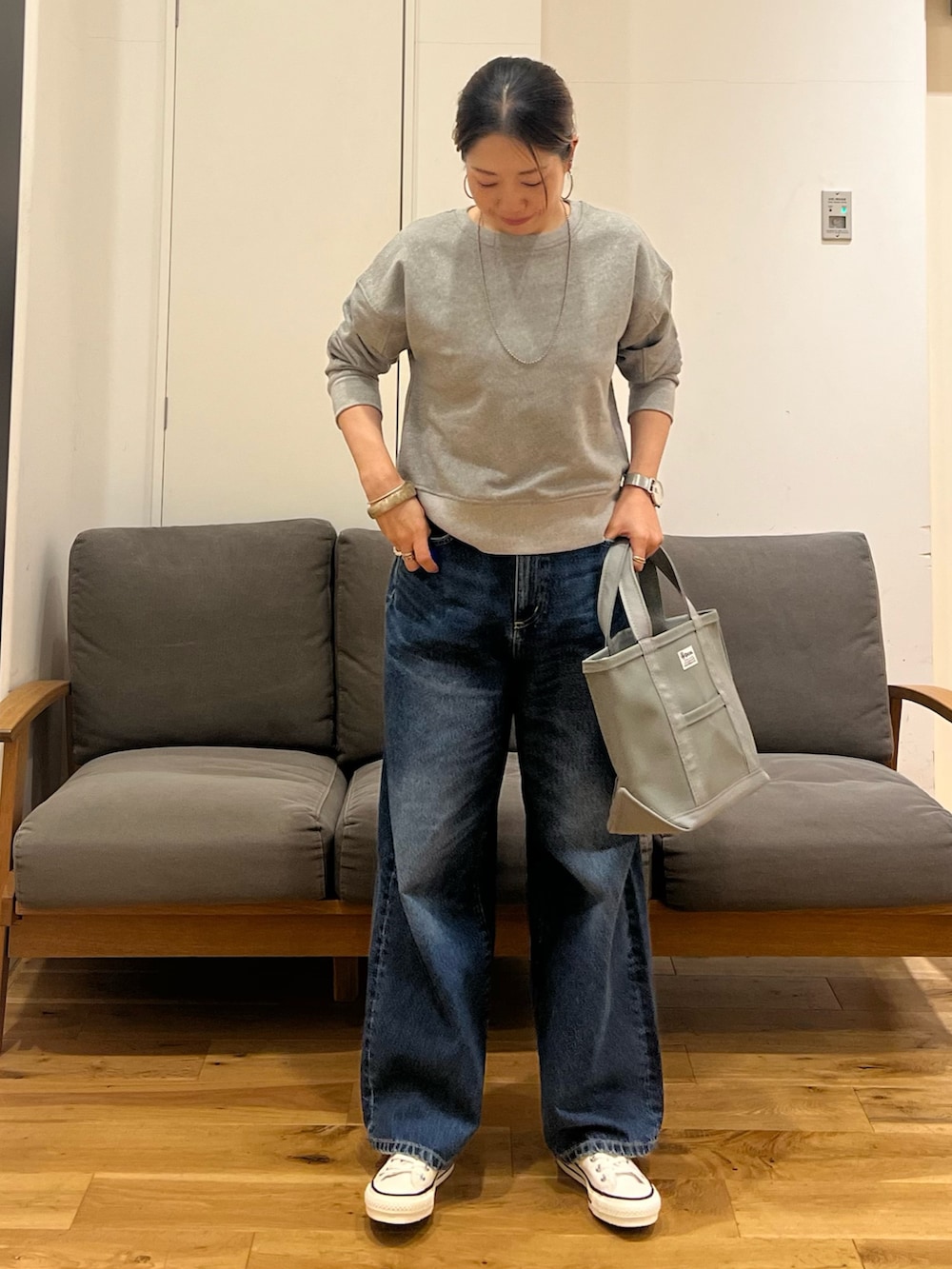「ラメトップス、バギーデニム、デニムバギーパンツ、デニム、スウェット、converse、orcival、40代ファッション、ママコーデ、大人カジュアル」｜「URBAN RESEARCH DOORSのコンパクトラメスウェット（スウェット、グレー系）」を使った、りょーこさん（レディース・163cm）の秋コーディネートの2枚目の写真