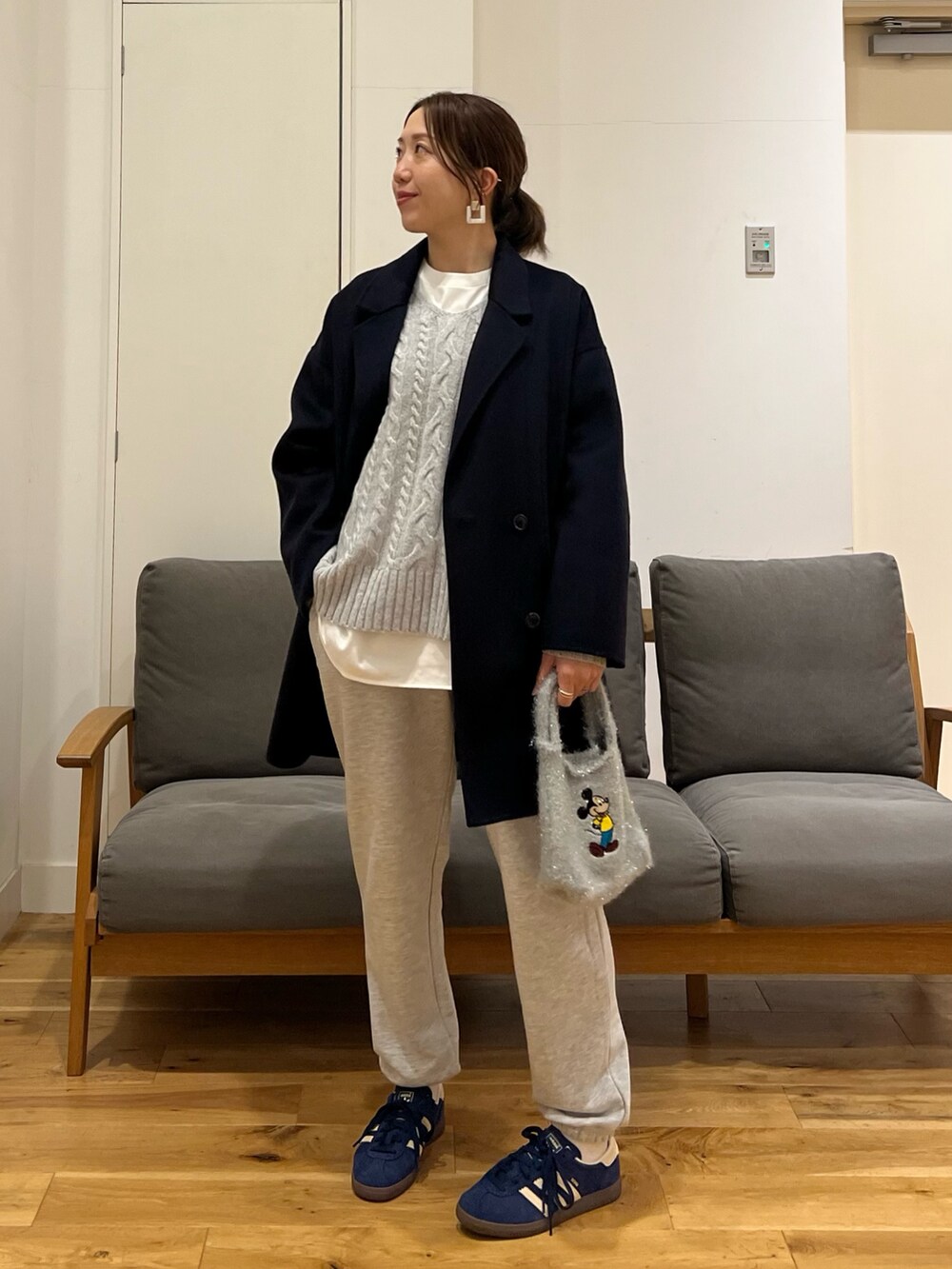 「レイヤードスタイル、スニーカーコーデ、スウェットパンツ、ミッキー、adidas、アーバンリサーチドアーズ、大人女子、ゆるコーデ、ニットコーデ、オトナカジュアル、40代ファッション、ママコーデ」｜「URBAN RESEARCH DOORSのウールリバーテーラードコート（その他アウター、ブルー系）」を使った、りょーこさん（レディース・163cm）の秋コーディネートの2枚目の写真