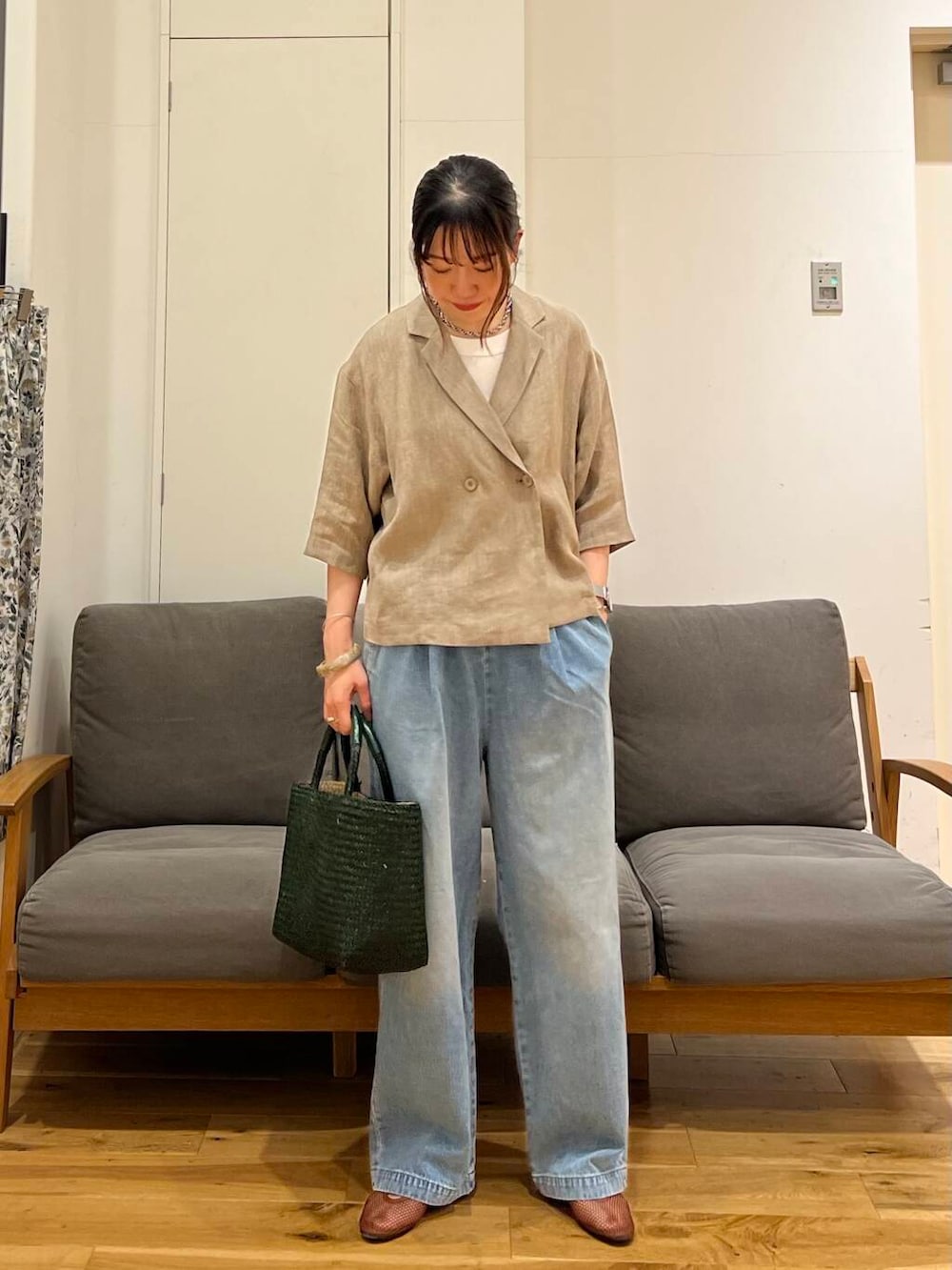 「大人カジュアル、urbanresearchdoors、ママコーデ、かぐれ、アーバンリサーチドアーズ、リネン、newarrival、サンダルコーデ、40代、旅行コーデ、骨格ウェーブ、骨格ウェーブ×パンツ、リネン着こなし術」｜「かぐれのフェードデニムイージーパンツ（デニムパンツ、ブルー系）」を使った、りょーこさん（レディース・163cm）の夏コーディネートの2枚目の写真