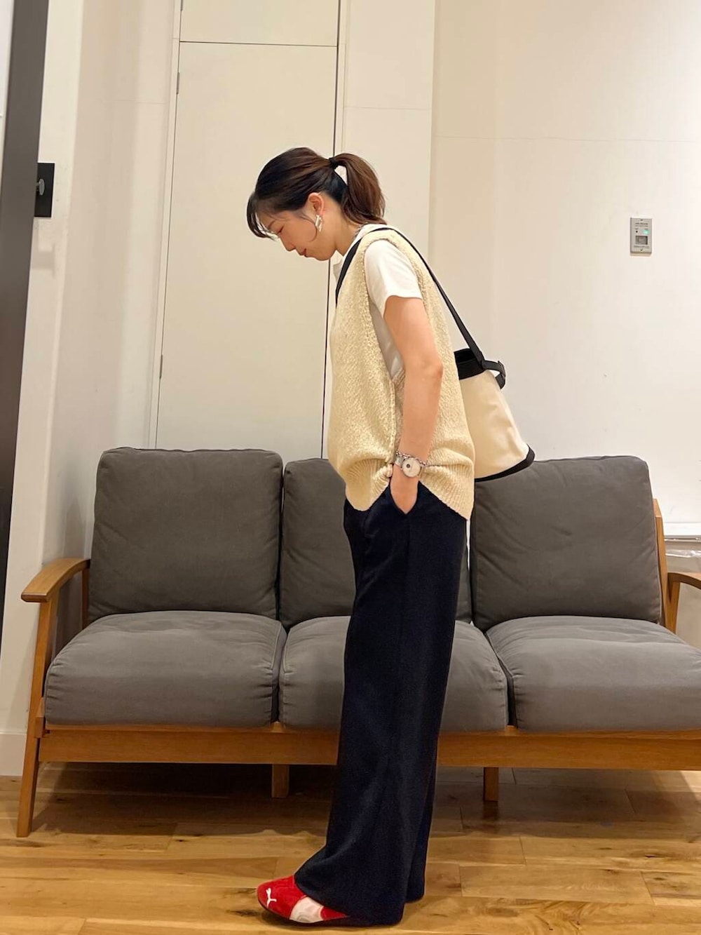 「大人カジュアル、urbanresearchdoors、ママコーデ、FORK&SPOON、アーバンリサーチドアーズ、newarrival、PUMA、40代、旅行コーデ、骨格ウェーブ、スタッフのこれ買いました、夏の快適通勤コーデ、骨格ウェーブ×パンツ、doorsスタッフ夏のイチオシ」｜「URBAN RESEARCH DOORSのキャンバスコンビレザーバッグ（ショルダーバッグ、ブラック系）」を使った、りょーこさん（レディース・163cm）の夏コーディネートの3枚目の写真