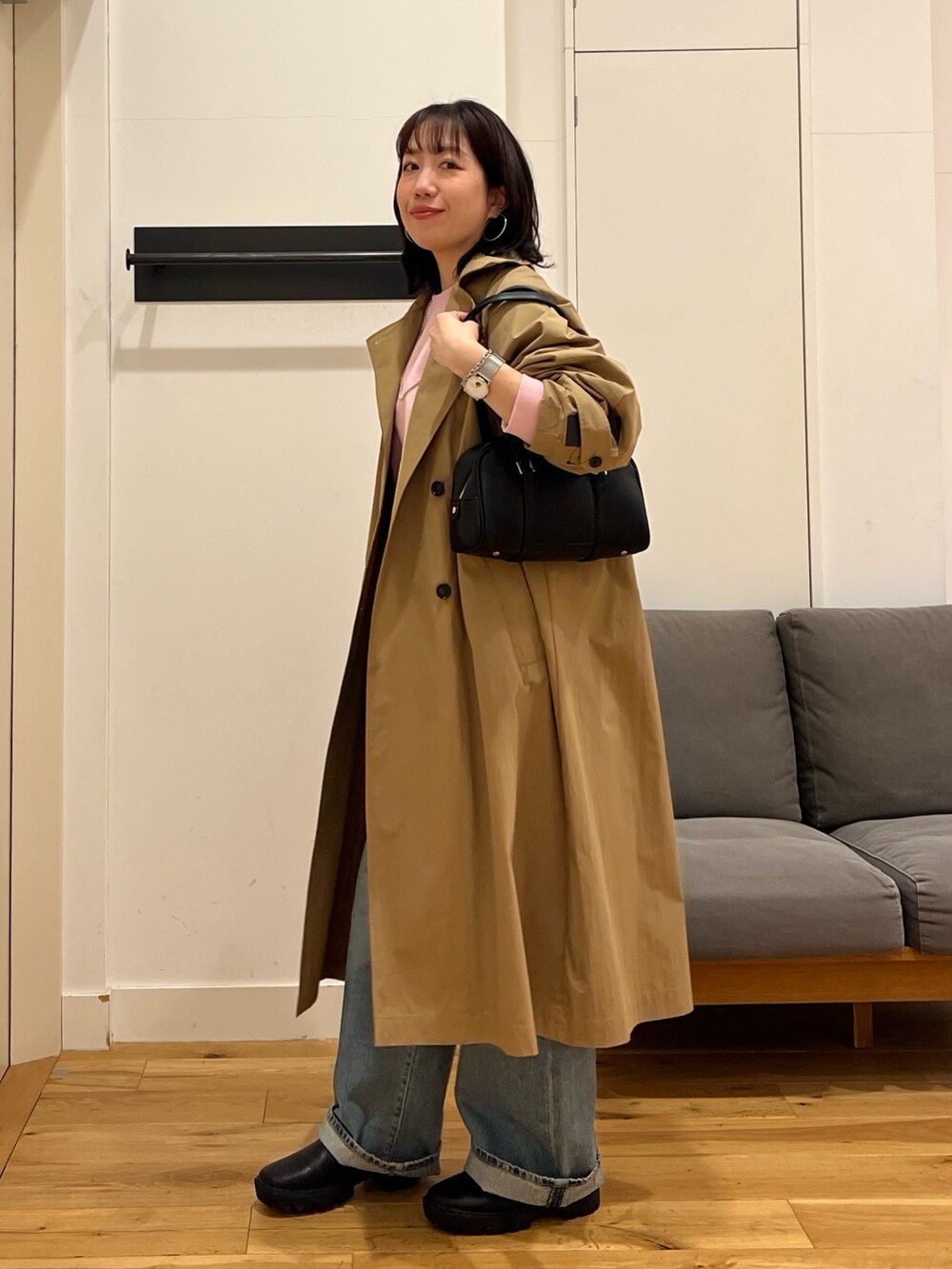 「お出かけコーデ、大人女子、デニムコーデ、大人ファッション、ラクチンコーデ、春、シンプルコーデ、旅行コーデ、ゆったりシルエット、40代ファッション、骨格ウェーブ、アーバンリサーチドアーズ」｜「URBAN RESEARCH DOORSのアイテム（ジャケット/アウター、ベージュ系）」を使った、りょーこさん（レディース・163cm）の冬コーディネートの2枚目の写真