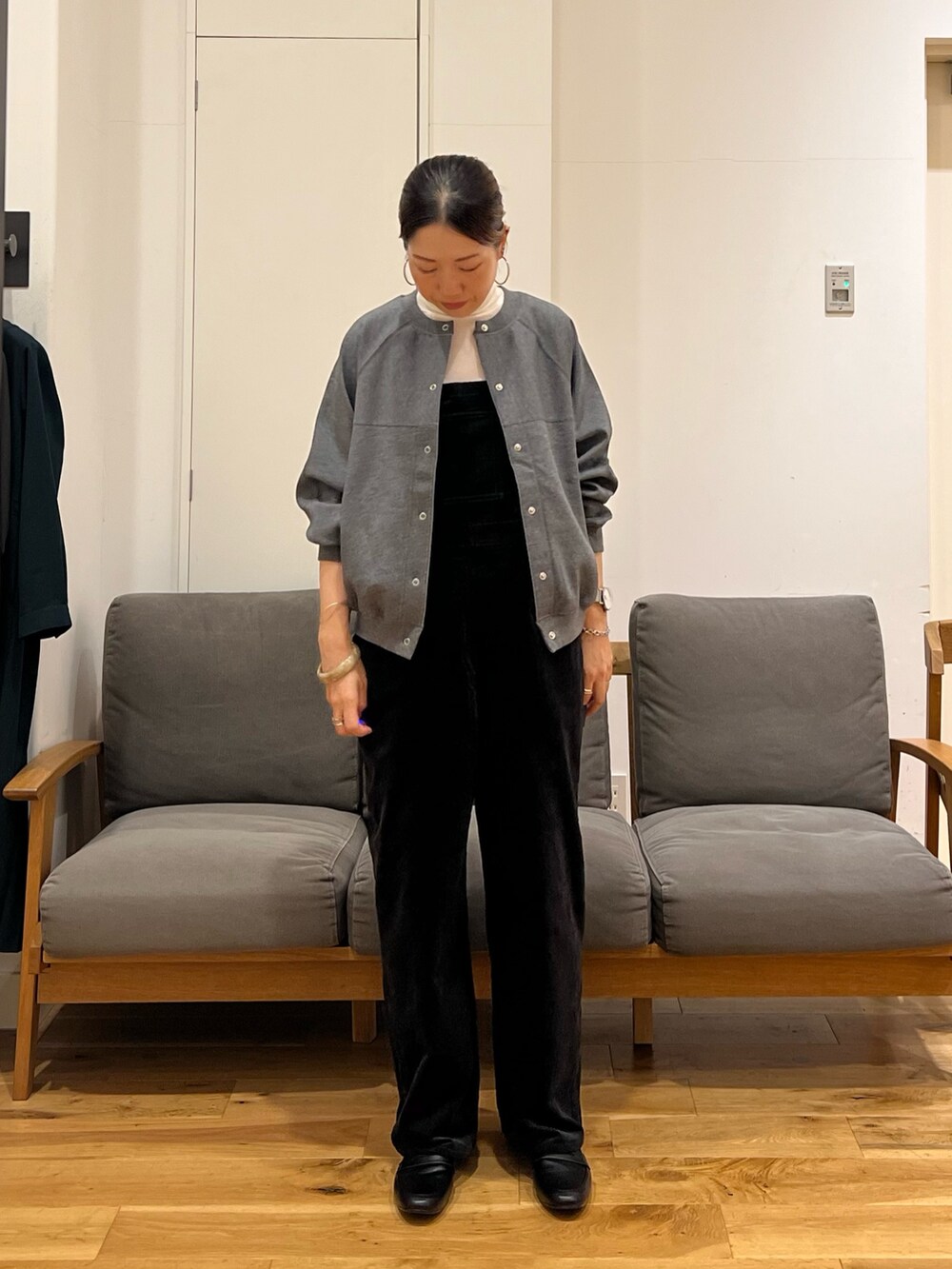 「秋っぽコーデ更新中、サロペット、コーデュロイ、ローファー、ママコーデ、40代ファッション、骨格ウェーブ、アウター、グレー」|「FORK&SPOONのFORK&SPOON ダンボールクルーネックカーディガン(Tシャツ/カットソー、グレー系)」を使った、りょーこさん(レディース・163cm)の秋コーディネートの2枚目の写真