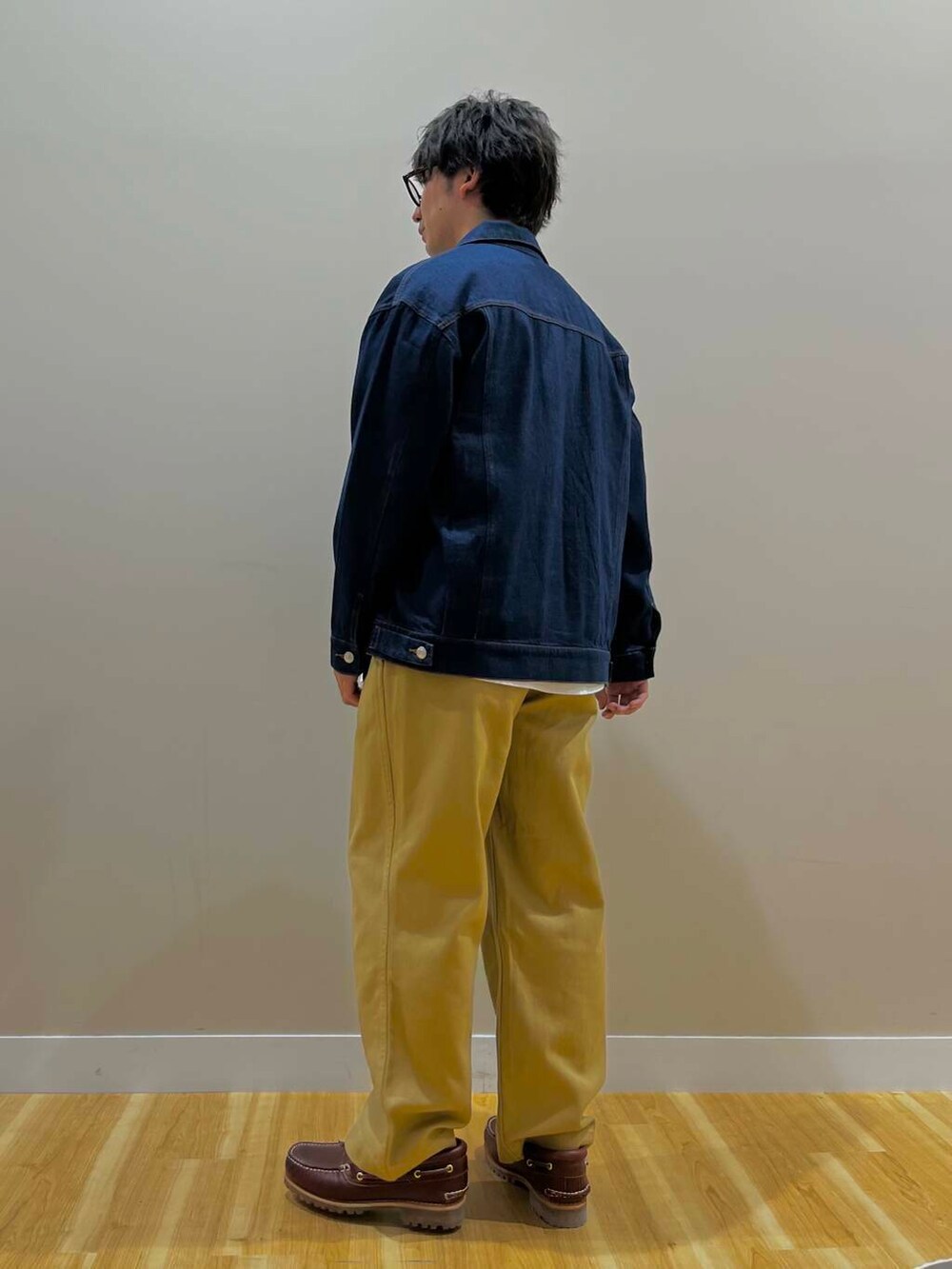 ブラウン系のネクタイ、ベージュ系のその他パンツ、レッド系のモカシン/デッキシューズを着用したメンズの秋コーディネートの4枚目の写真