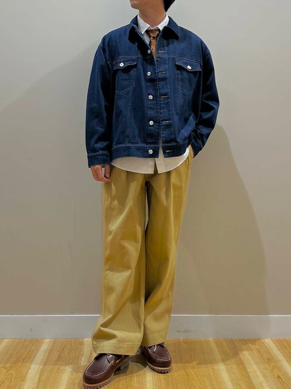 ブラウン系のネクタイ、ベージュ系のその他パンツ、レッド系のモカシン/デッキシューズを着用したメンズの秋コーディネートの2枚目の写真