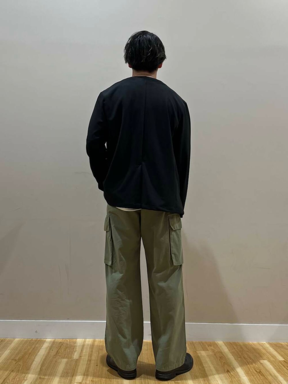 グリーン系のその他パンツ、ブラック系のその他アウターを着用したメンズの春コーディネートの2枚目の写真