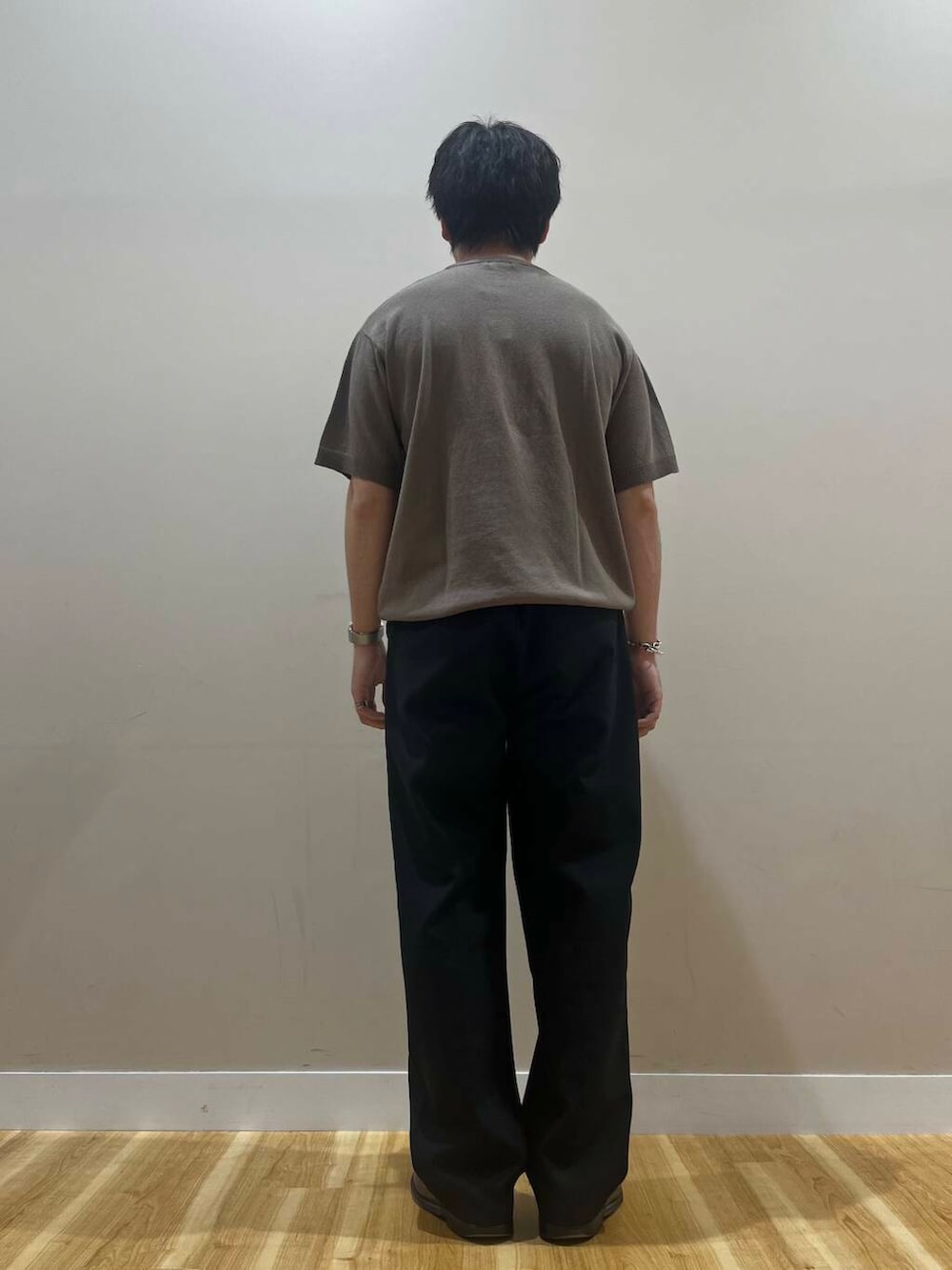 ブラック系のその他パンツ、グリーン系のニット/セーターを着用したメンズの夏コーディネートの2枚目の写真