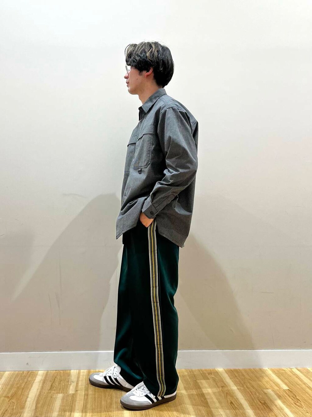 グリーン系のその他パンツ、ブラック系のシャツ/ブラウス、ホワイト系のTシャツ/カットソーを着用したメンズの冬コーディネートの2枚目の写真