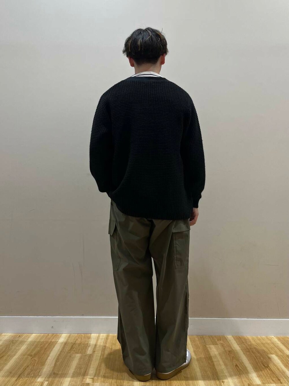 ブラック系のカーディガン/ボレロ、ブルー系のTシャツ/カットソー、グリーン系のその他パンツを着用したメンズの冬コーディネートの2枚目の写真