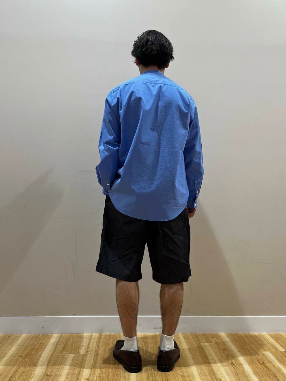 ブルー系のシャツ/ブラウスを着用したメンズの春コーディネートの2枚目の写真