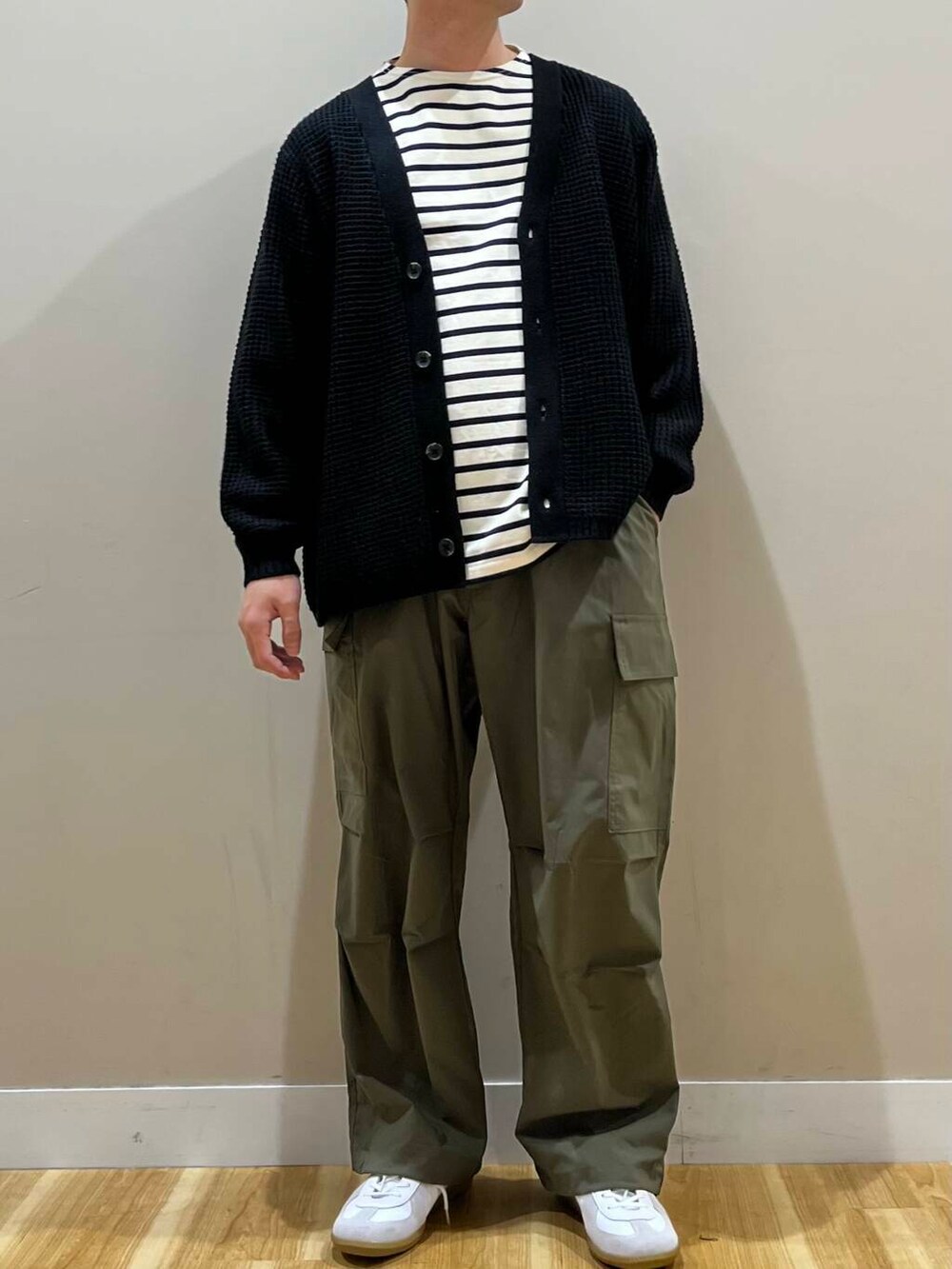 ブラック系のカーディガン/ボレロ、ブルー系のTシャツ/カットソー、グリーン系のその他パンツを着用したメンズの冬コーディネートの3枚目の写真