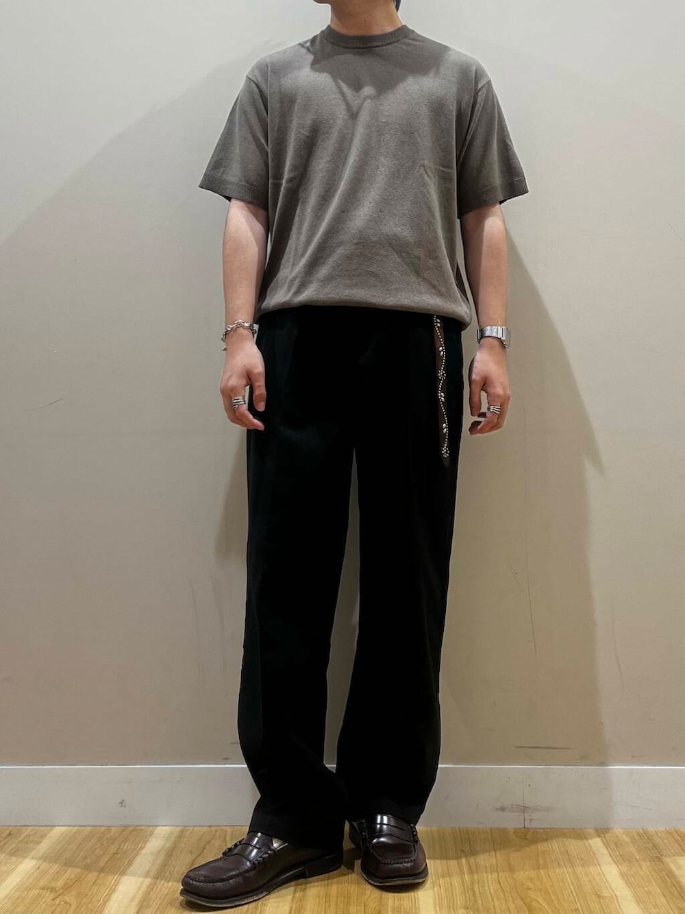 ブラック系のその他パンツ、グリーン系のニット/セーターを着用したメンズの夏コーディネートの3枚目の写真