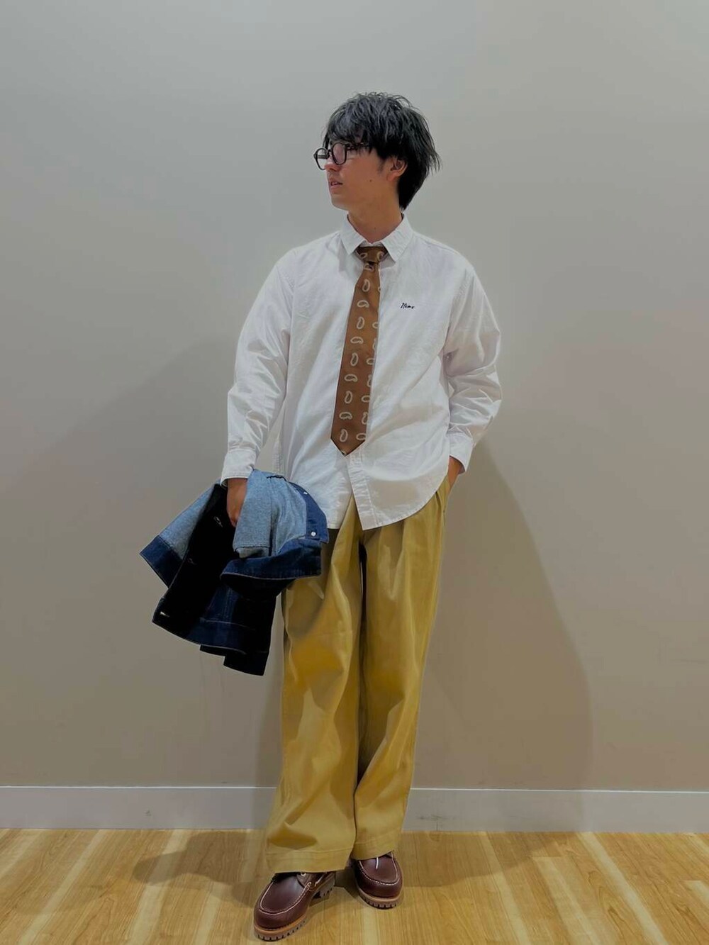 ブラウン系のネクタイ、ベージュ系のその他パンツ、レッド系のモカシン/デッキシューズを着用したメンズの秋コーディネートの3枚目の写真
