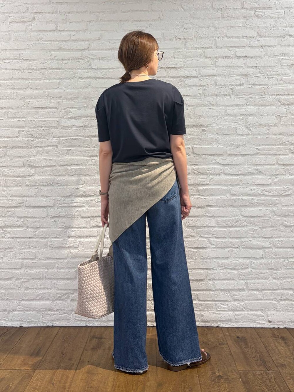 ブルー系のTシャツ/カットソー、ブルー系のデニムパンツ、ブラック系のメガネを着用したレディースの夏コーディネートの4枚目の写真