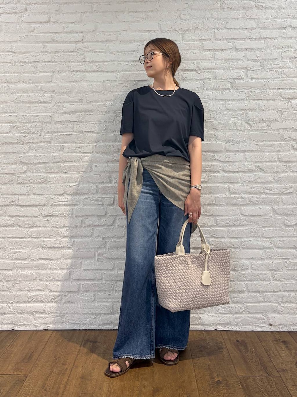 ブルー系のTシャツ/カットソー、ブルー系のデニムパンツ、ブラック系のメガネを着用したレディースの夏コーディネートの3枚目の写真